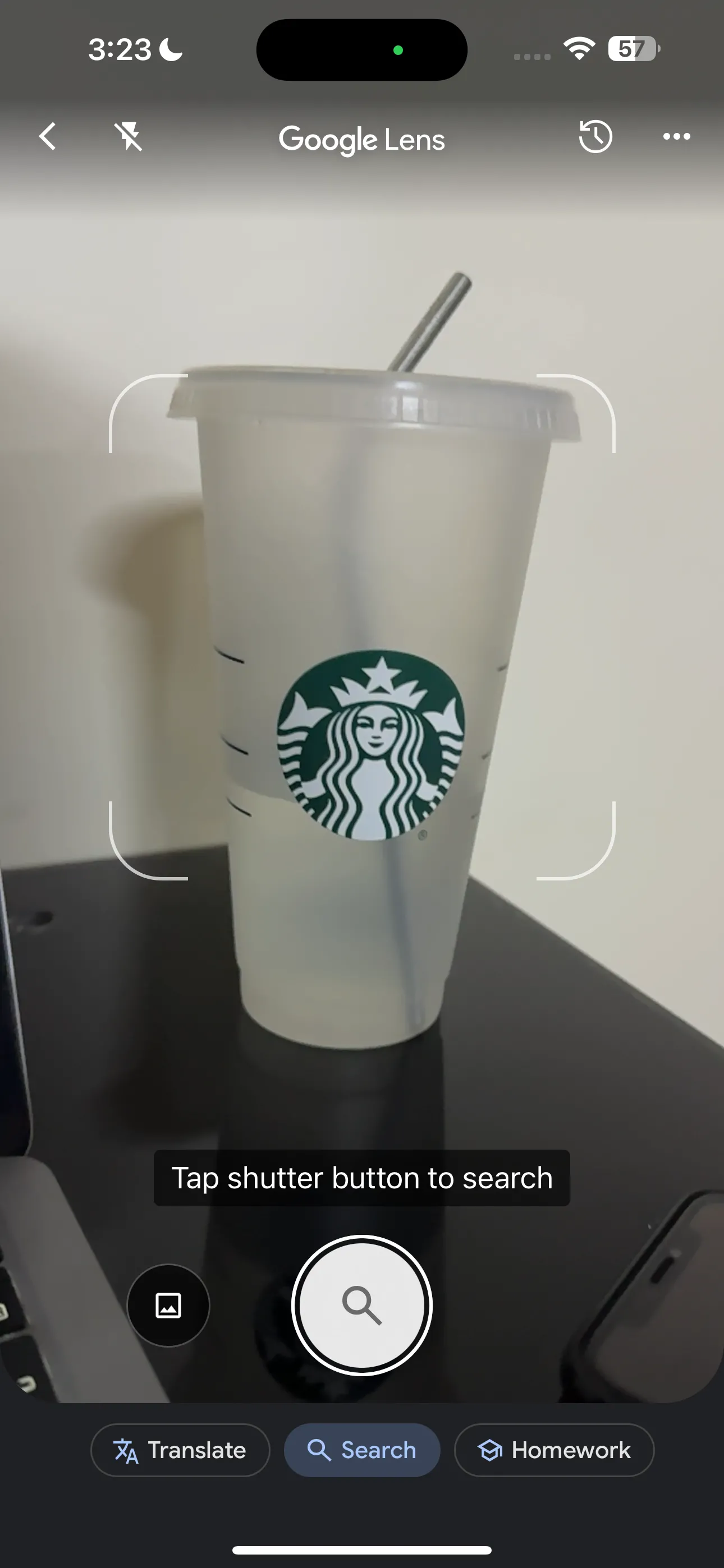 Người dùng hướng camera Google Lens vào ly Starbucks để tìm kiếm thông tin chi tiết về sản phẩm.