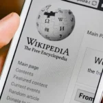 Người dùng mở ứng dụng Wikipedia trên điện thoại để tra cứu thông tin