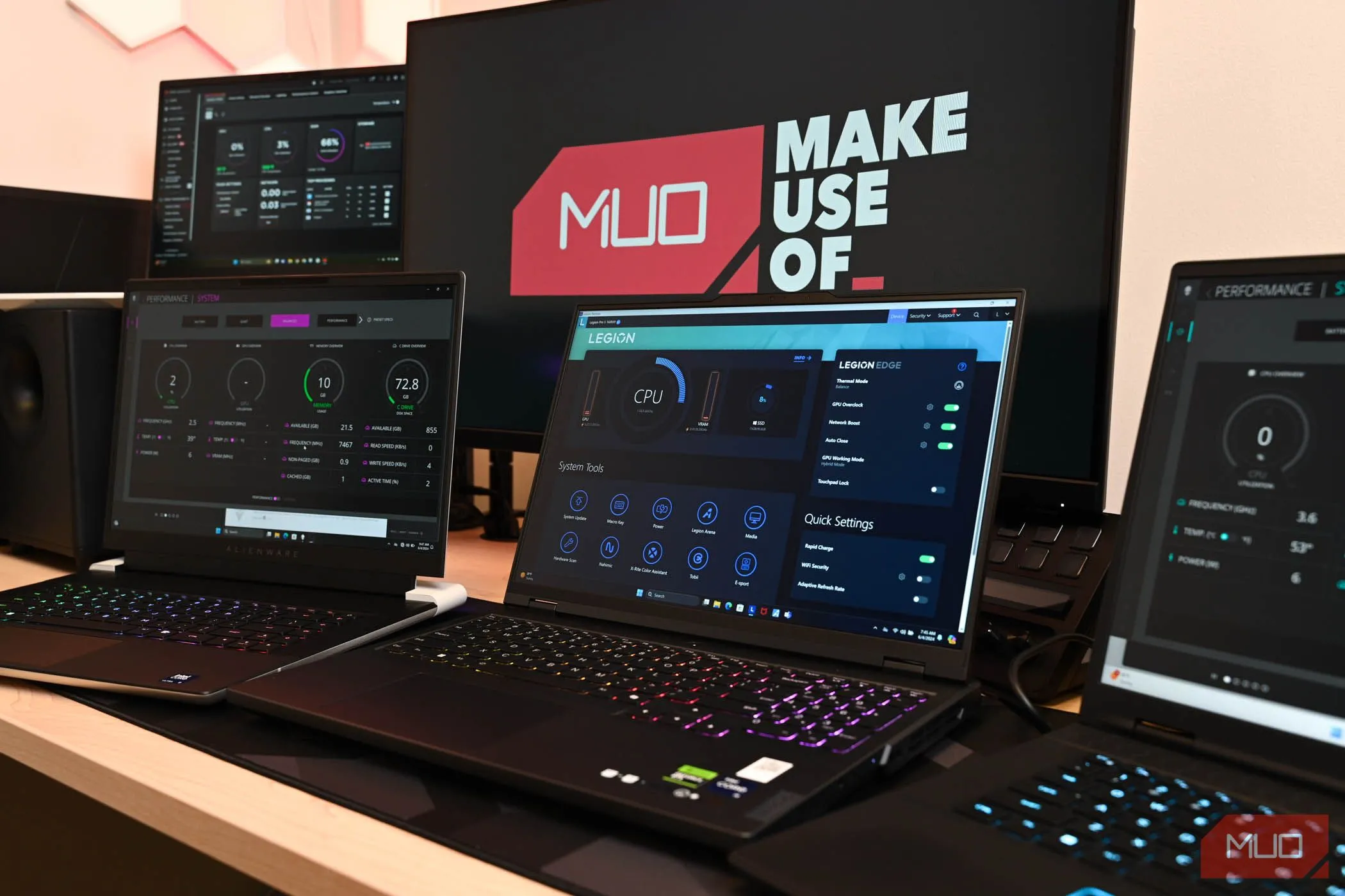 Người dùng ngồi trước màn hình máy tính lớn, có thể đang kiểm tra laptop chơi game, minh họa sự phân tâm khi sử dụng nhiều màn hình