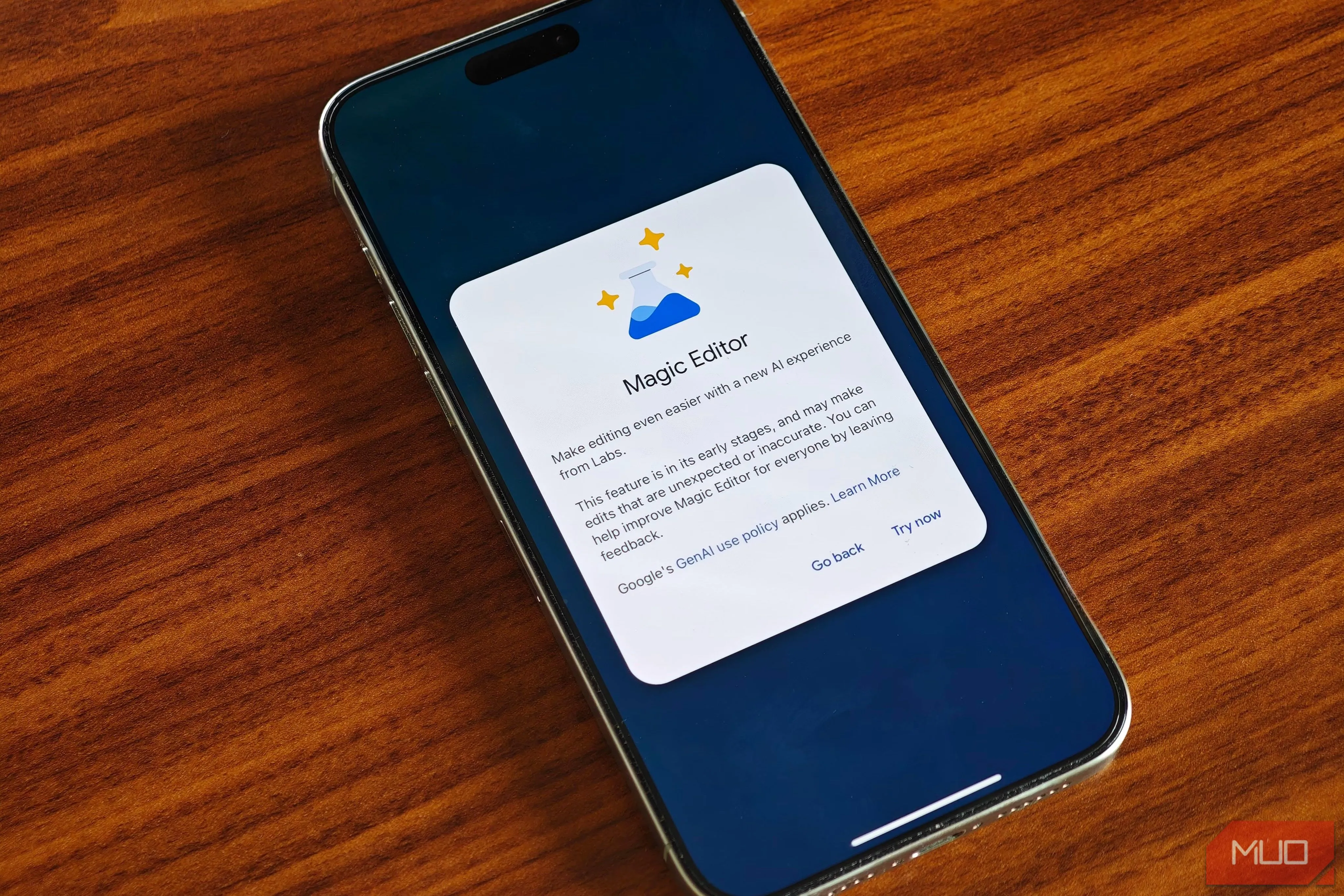 Người dùng sử dụng Magic Editor trên Google Photos để chỉnh sửa ảnh trên iPhone, thể hiện khả năng chỉnh sửa ảnh AI sáng tạo.