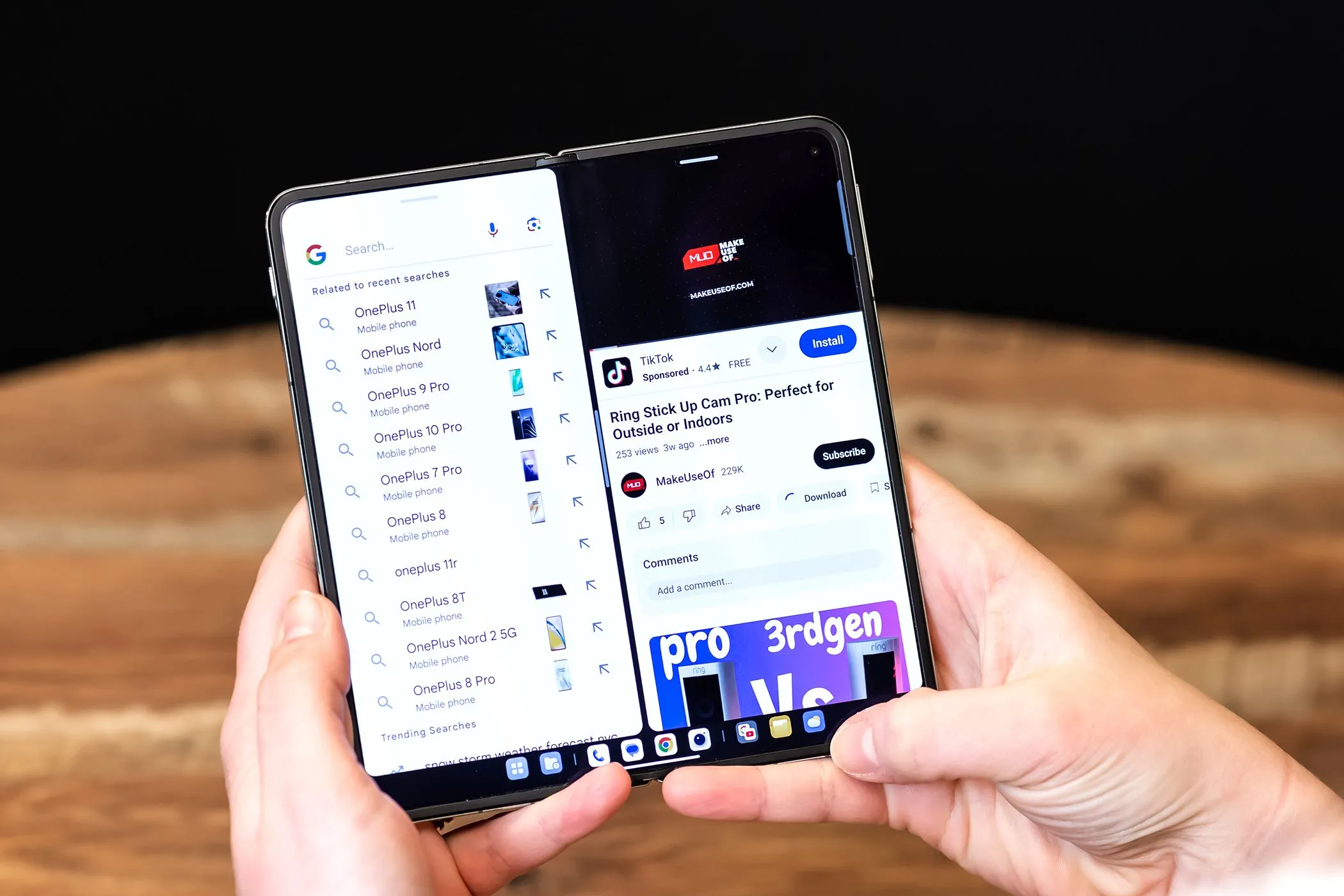 Người dùng trải nghiệm đa nhiệm chia đôi màn hình trên điện thoại gập OnePlus Open