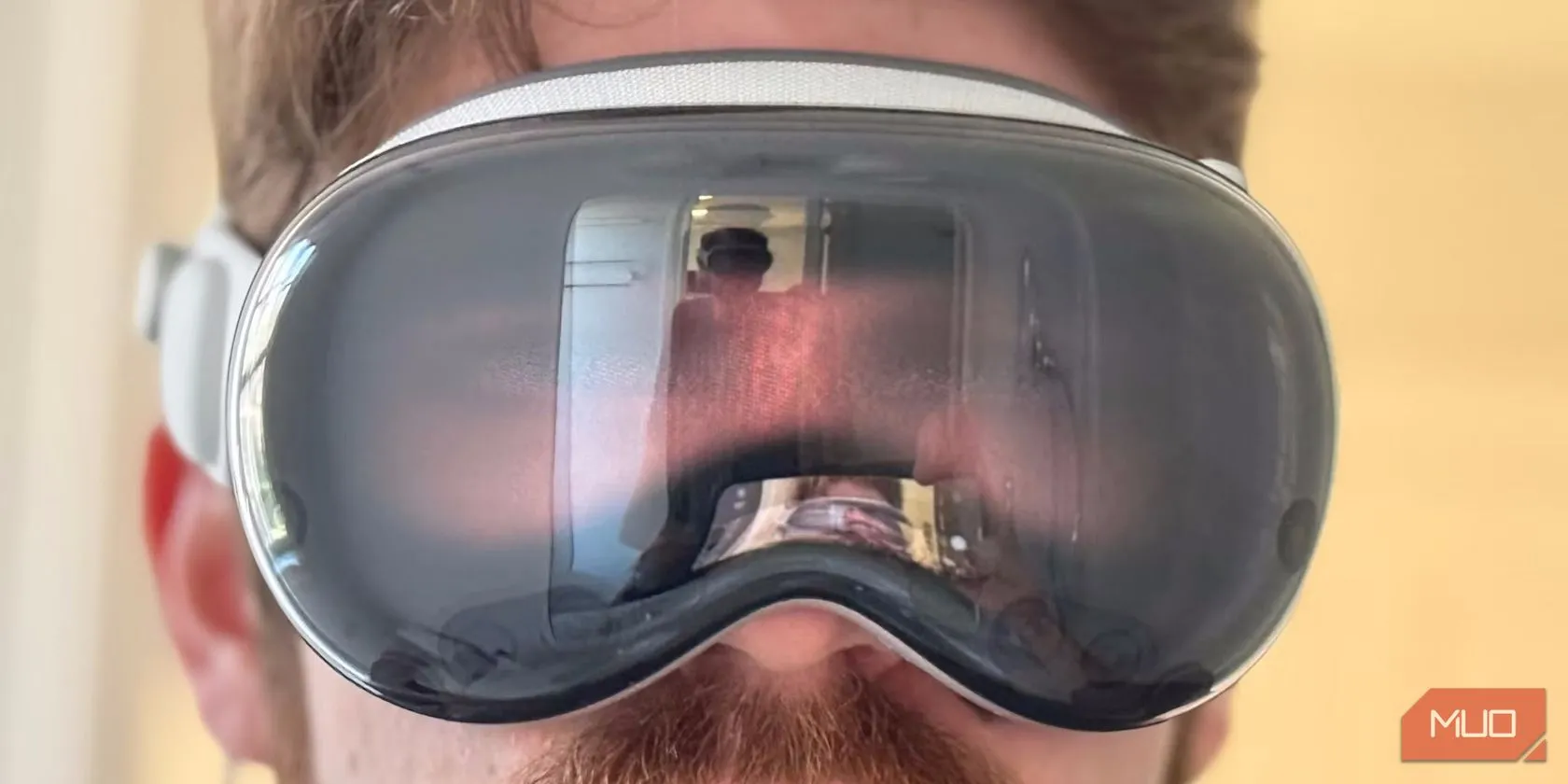 Người dùng trải nghiệm kính Apple Vision Pro với thiết kế hiện đại, tinh tế.