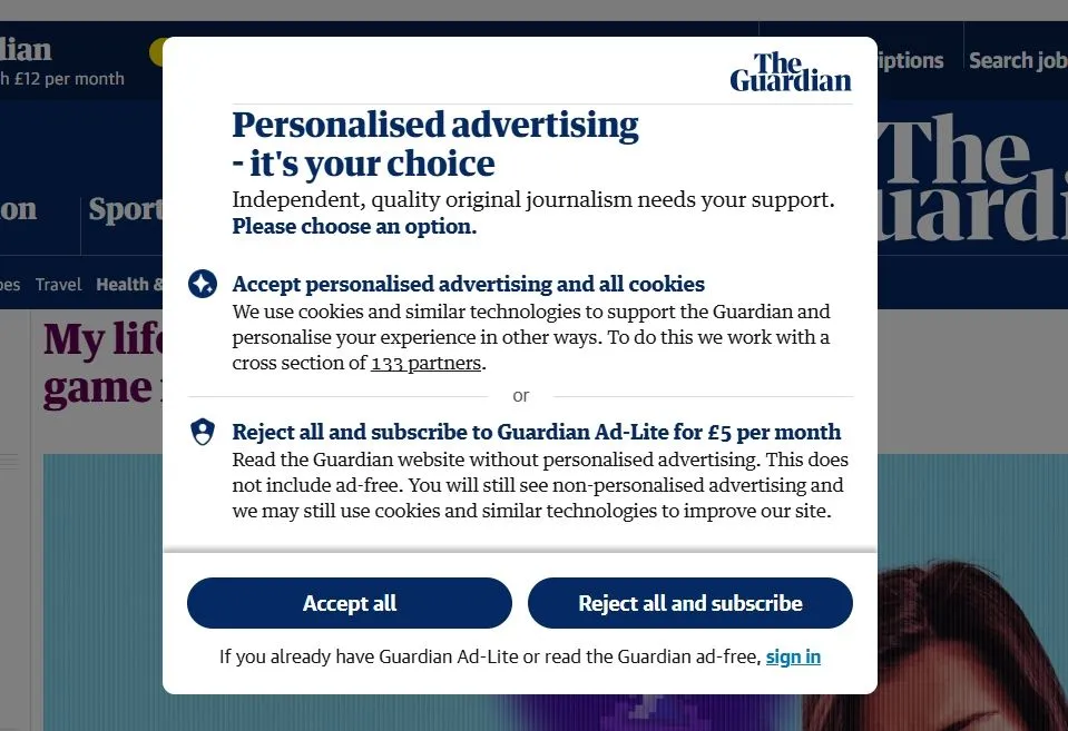 Người dùng xem xét các lựa chọn đăng ký gói Ad-lite trên The Guardian
