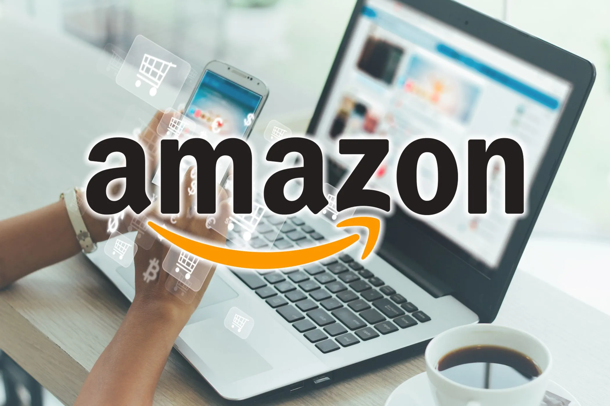 Người phụ nữ đang mua sắm trên máy tính xách tay với logo Amazon