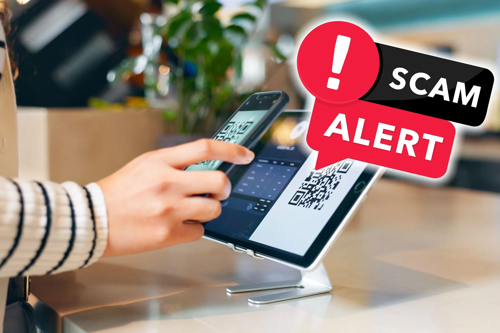 Người phụ nữ đang quét mã QR trên điện thoại, hình ảnh biểu thị cảnh báo về lừa đảo qua mã QR độc hại liên quan đến eSIM