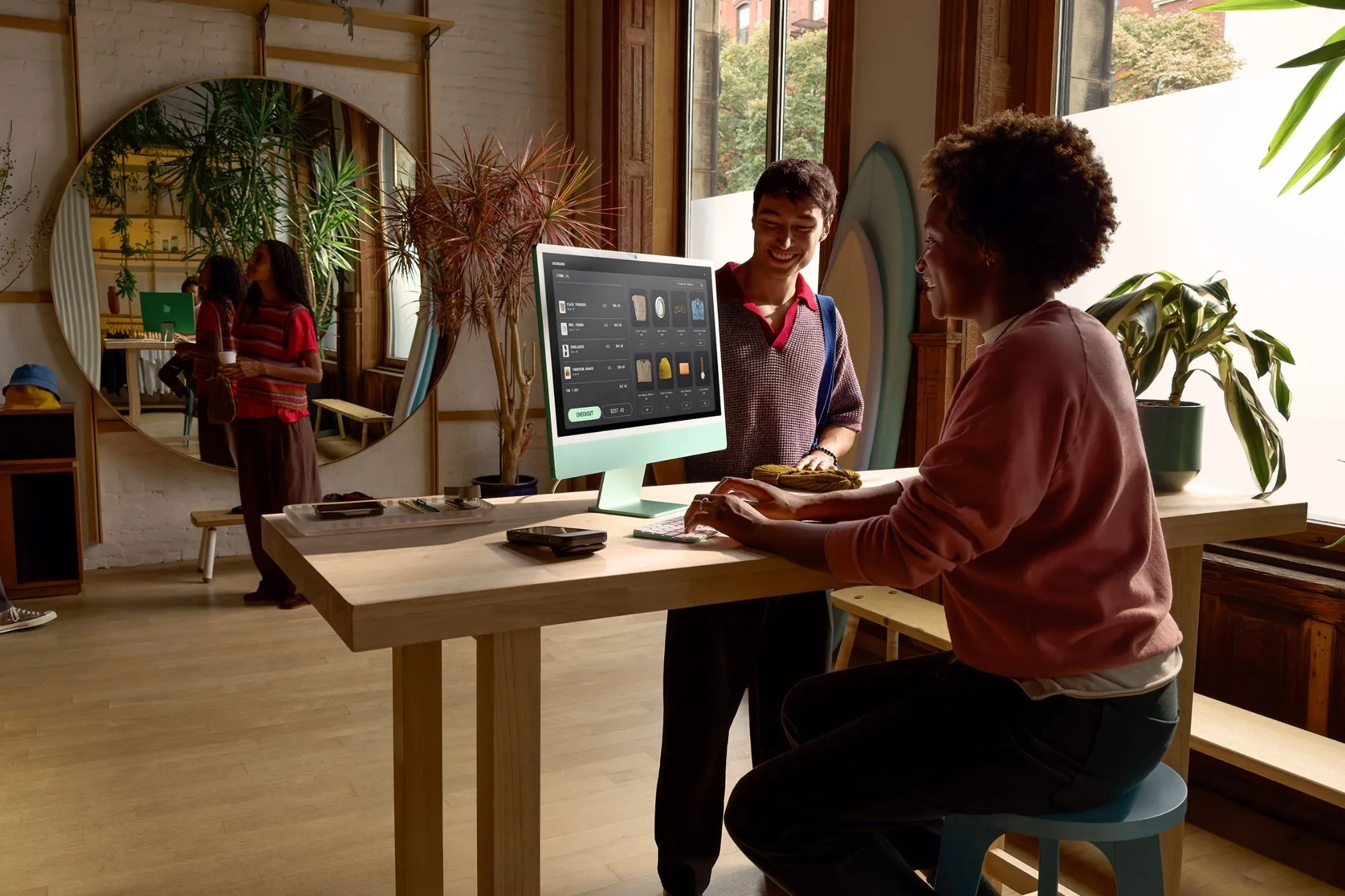 Người phụ nữ làm việc trên iMac 24 inch
