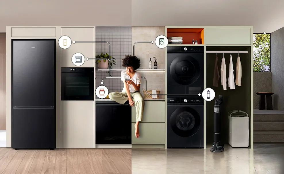 Người phụ nữ ngồi trong căn bếp thông minh hiện đại với các thiết bị kết nối IoT.
