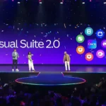 Người thuyết trình trên sân khấu giới thiệu Visual Suite 2.0 mới của Canva trên màn hình lớn