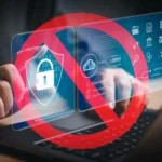 Nguy hiểm bảo mật mật khẩu không an toàn, thể hiện bằng tay gõ laptop bị cấm truy cập.