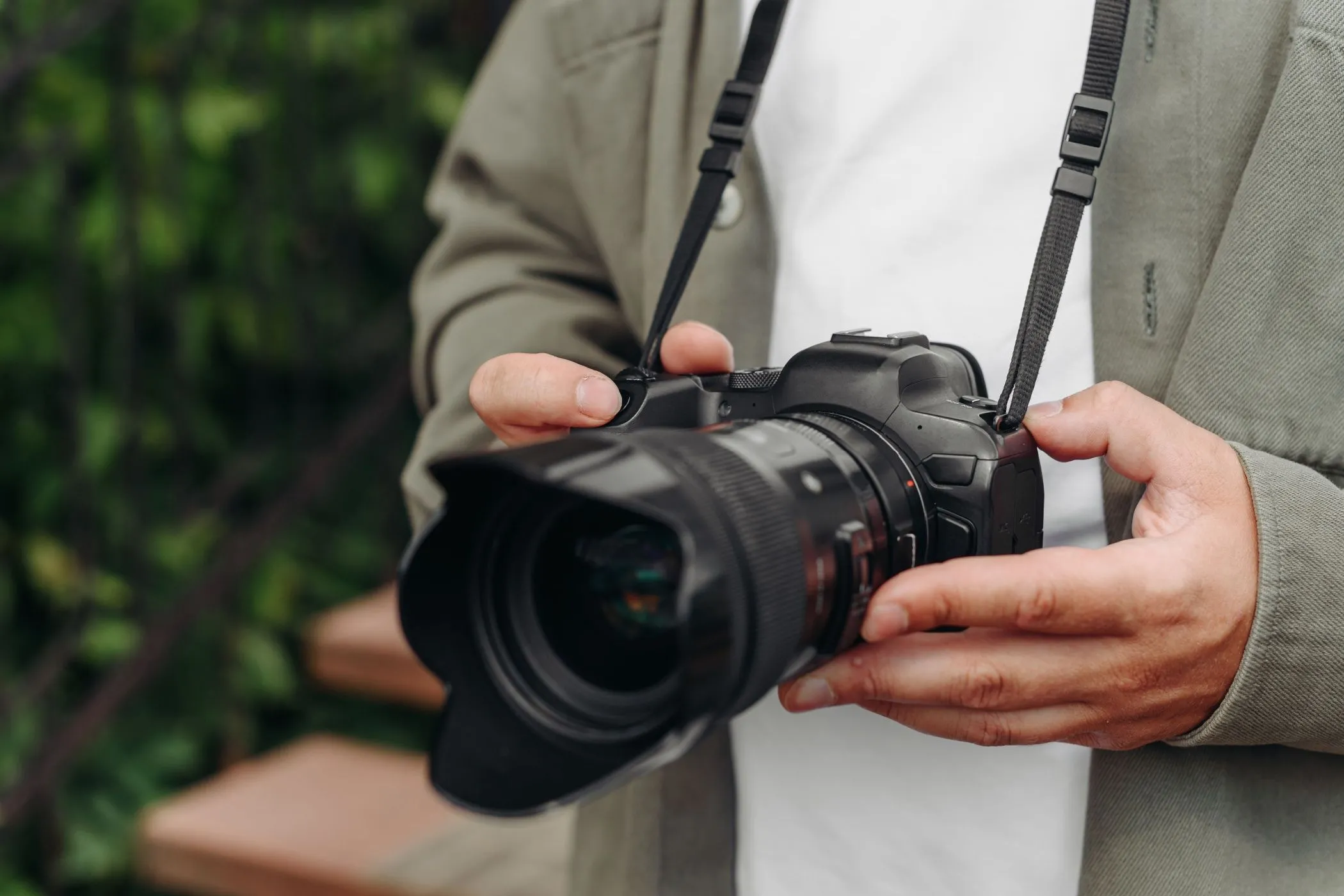 Nhiếp ảnh gia chuyên nghiệp với máy ảnh DSLR trong điều kiện chụp khắc nghiệt