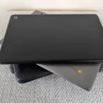 Nhiều chiếc Chromebook được xếp chồng lên nhau, minh họa thiết kế gọn nhẹ và khả năng di động cao của dòng laptop này.
