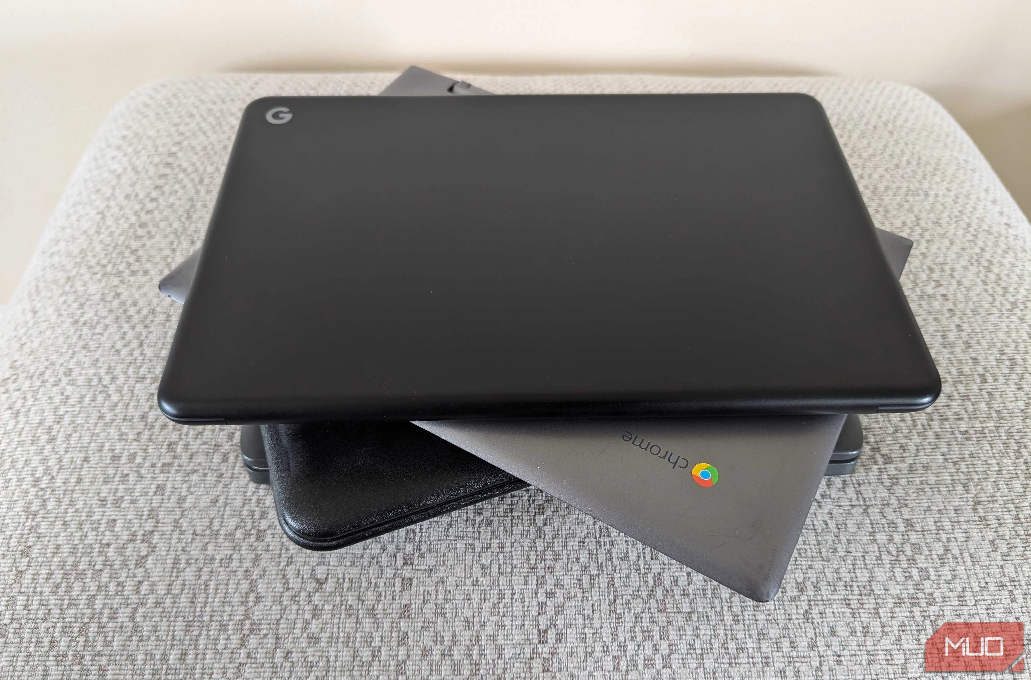 Nhiều chiếc Chromebook xếp chồng lên nhau trên ghế đẩu