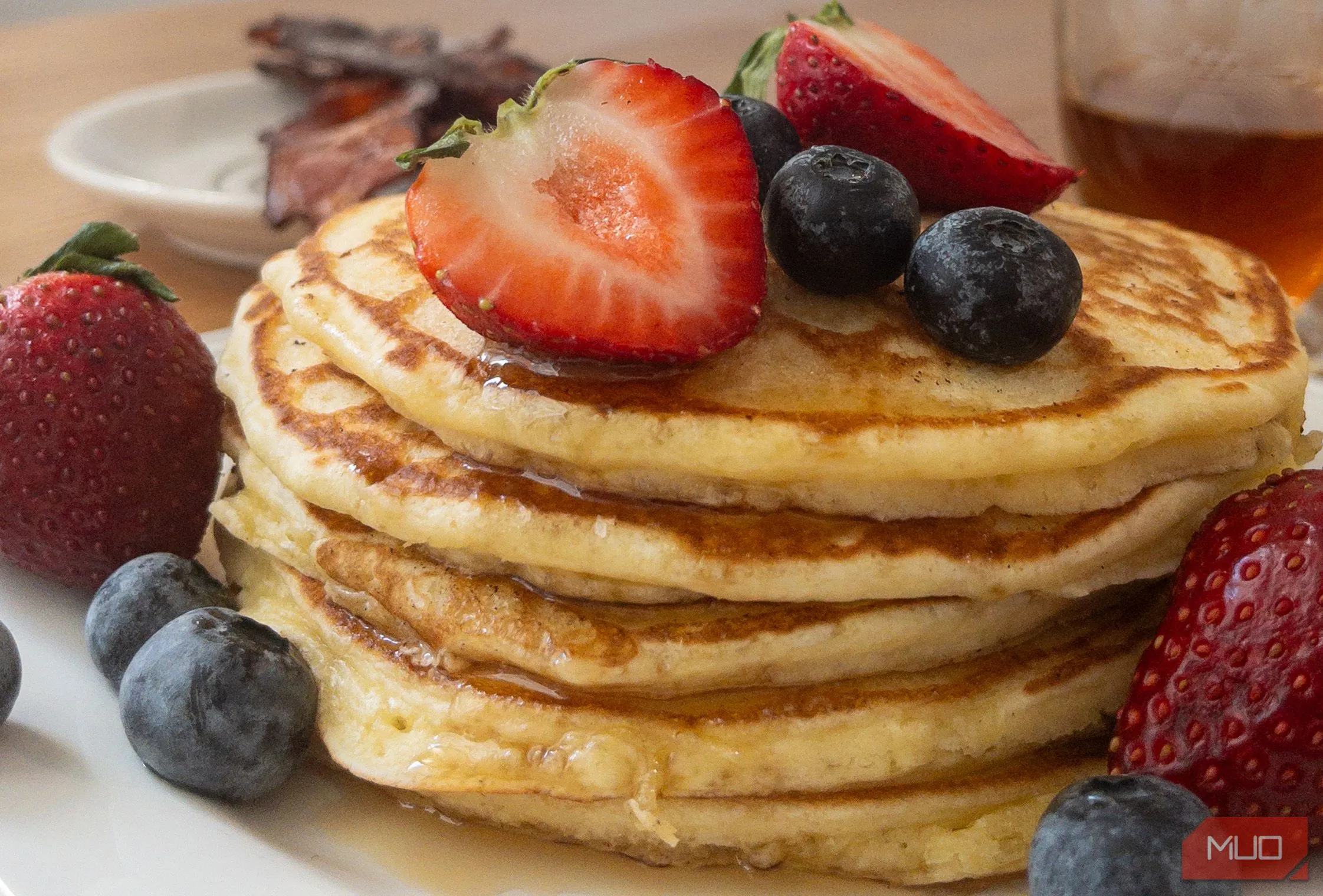 Những chiếc bánh pancake xếp chồng lên nhau với siro và hoa quả