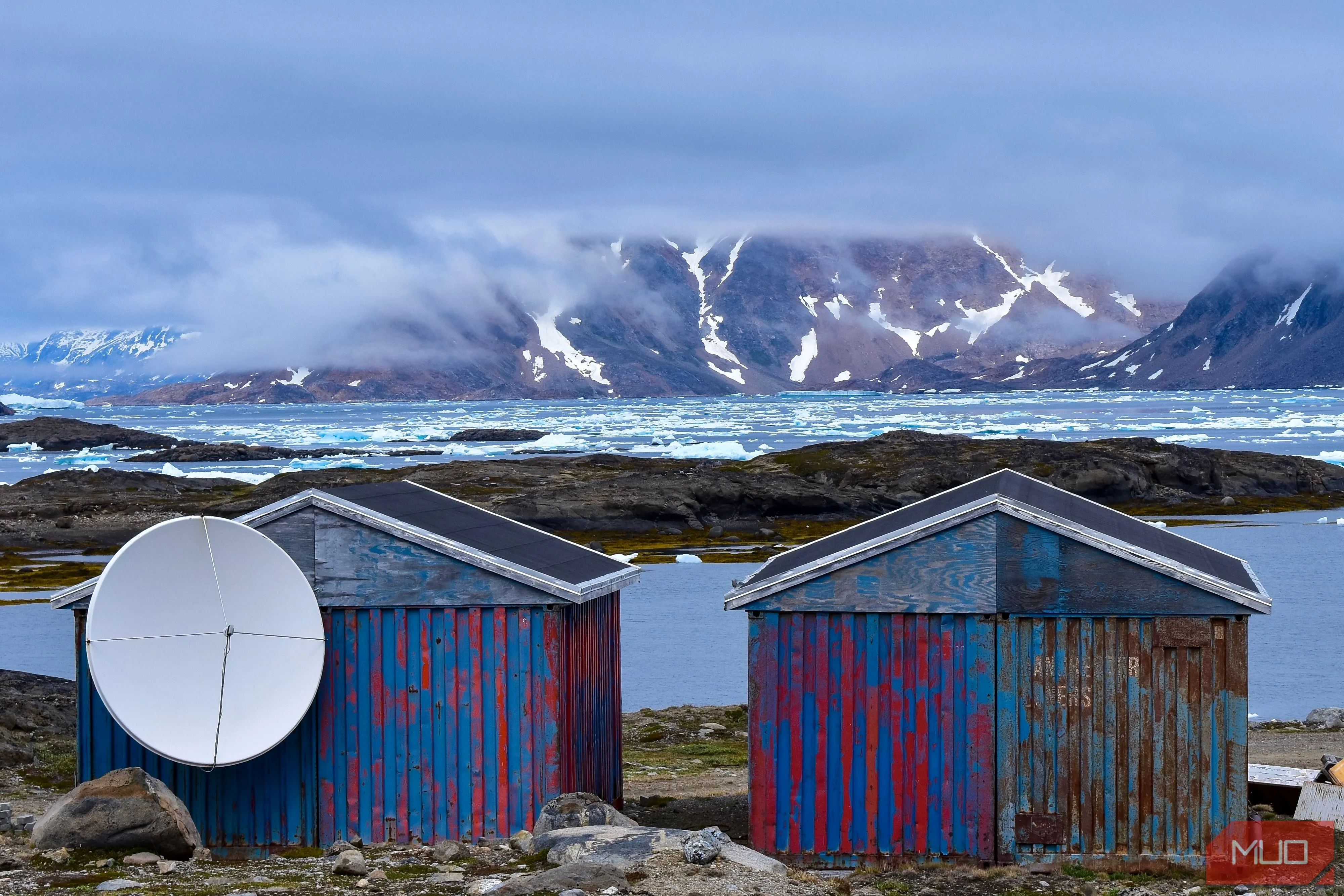 Những ngôi nhà và dãy núi hùng vĩ trên một hòn đảo ở Greenland
