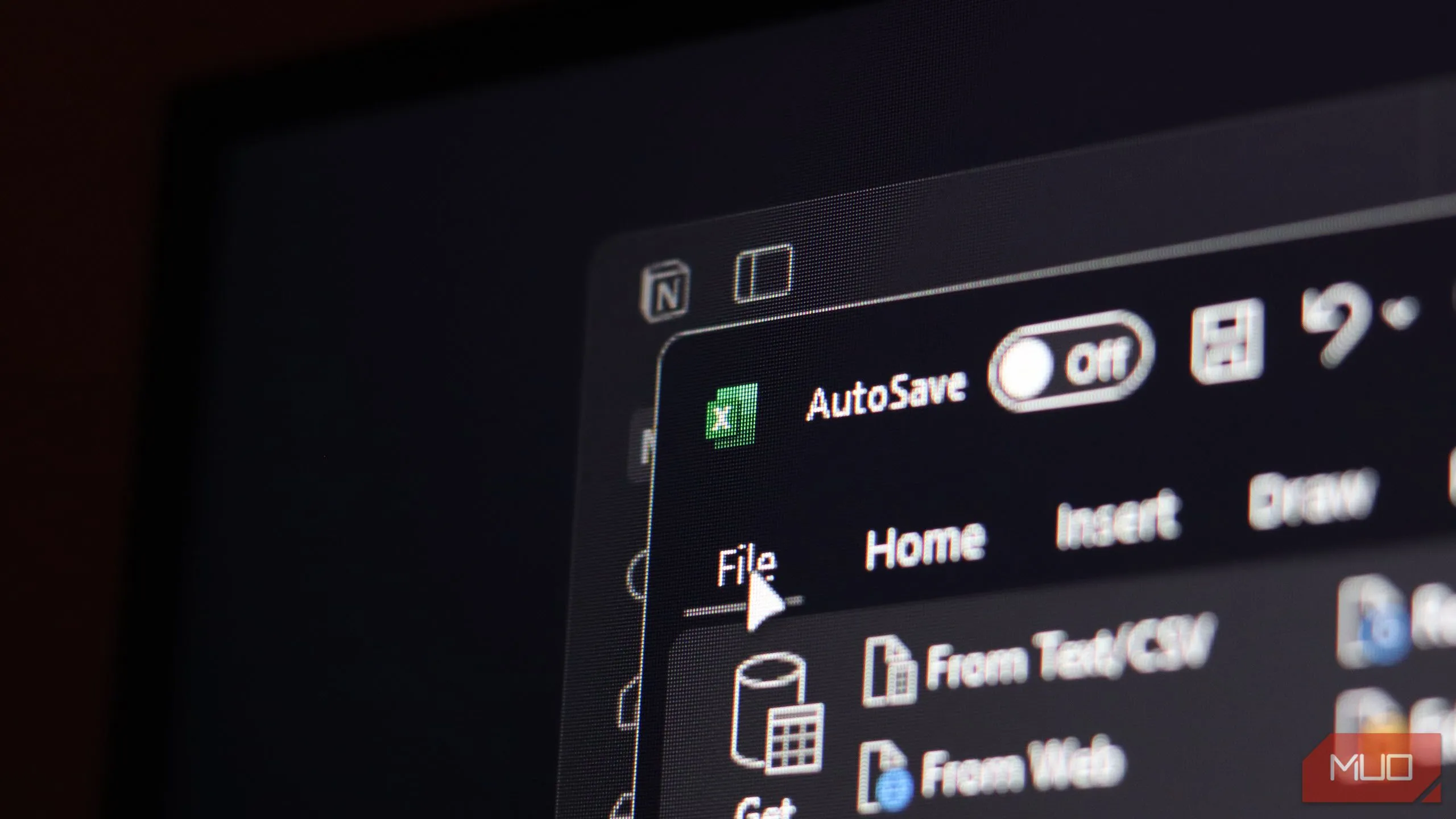 Notion và Excel mở trên PC Windows 11