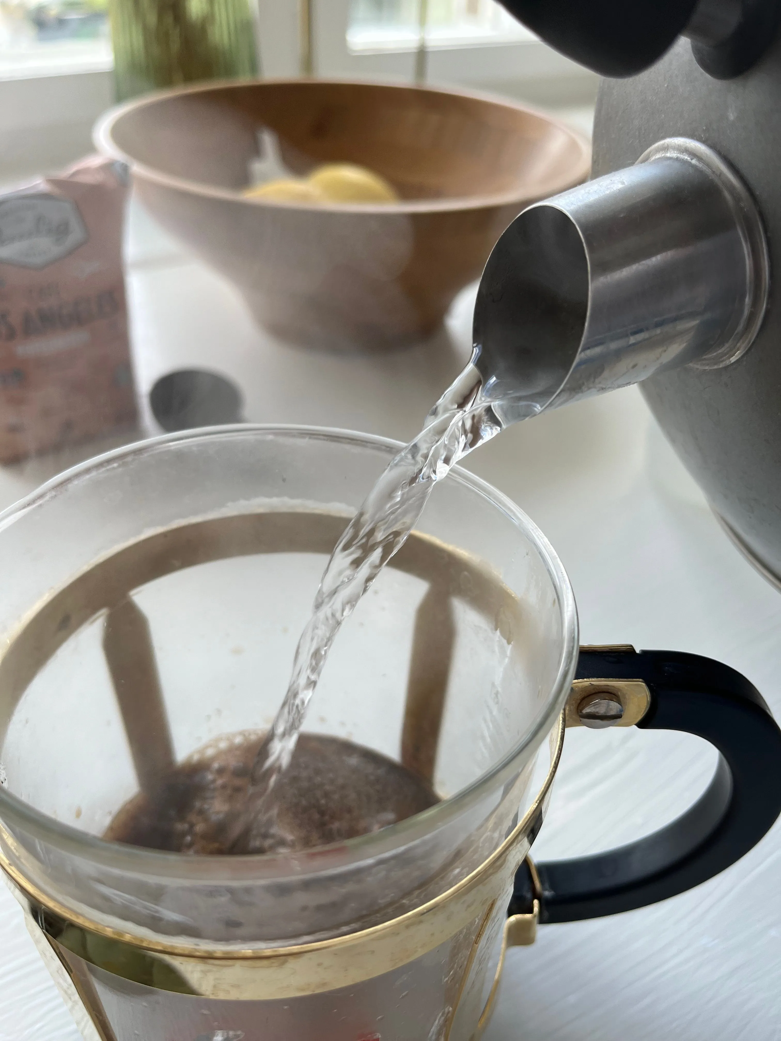 Nước nóng được rót từ ấm vào bình pha cà phê, hình ảnh chi tiết quy trình pha cà phê tại nhà