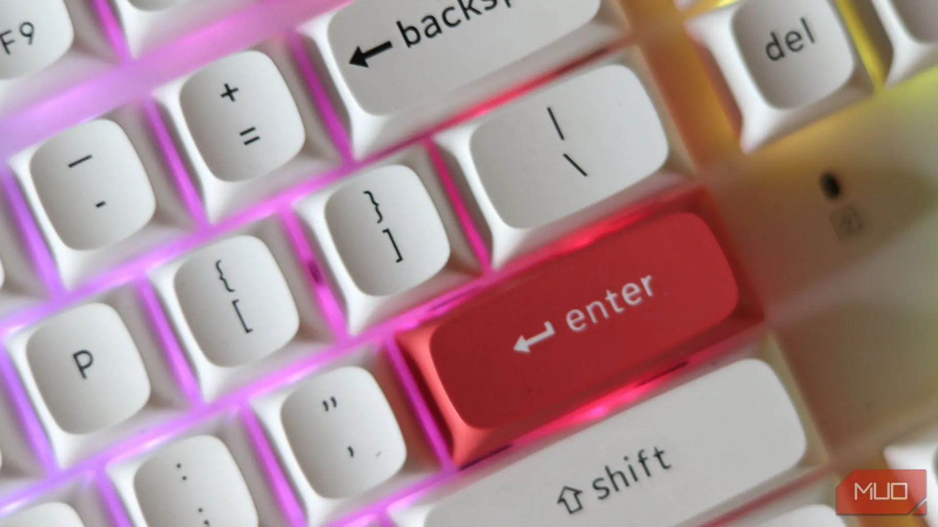 Nút Enter được làm nổi bật trên bàn phím Keychron K8 Pro Arion Frost, minh họa chất lượng keycap cao cấp