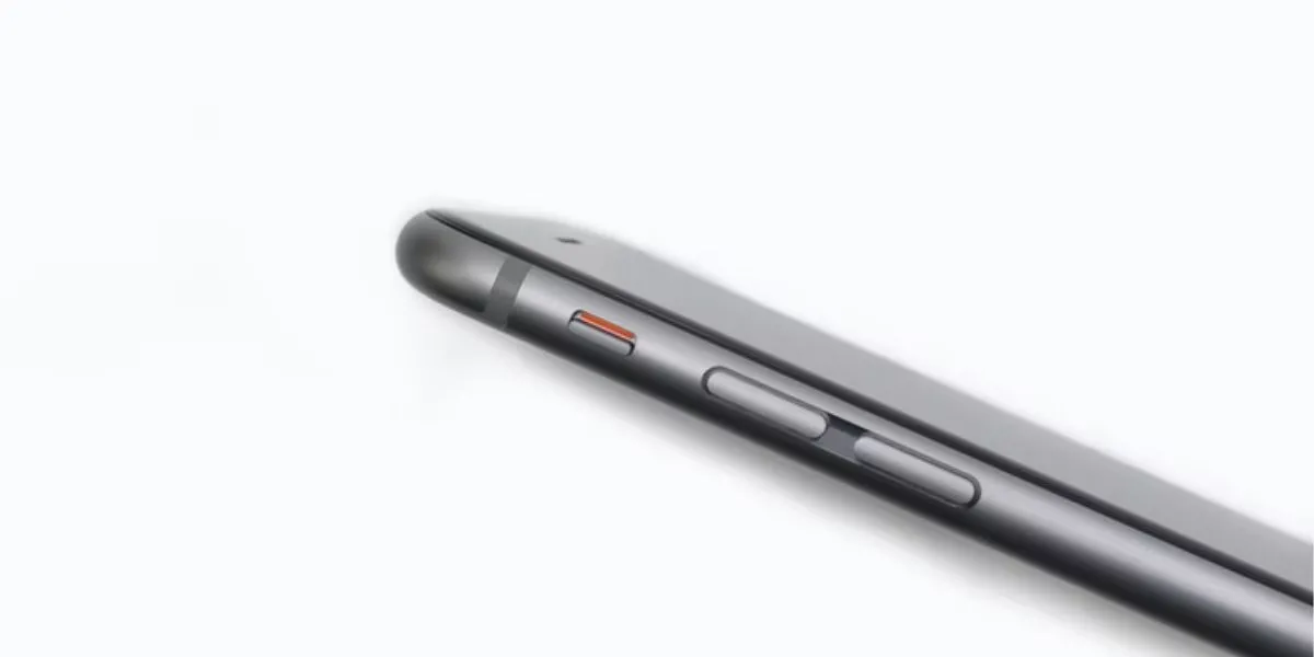 Nút gạt chuyển đổi chế độ im lặng hoặc Nút Tác vụ trên cạnh bên của iPhone.