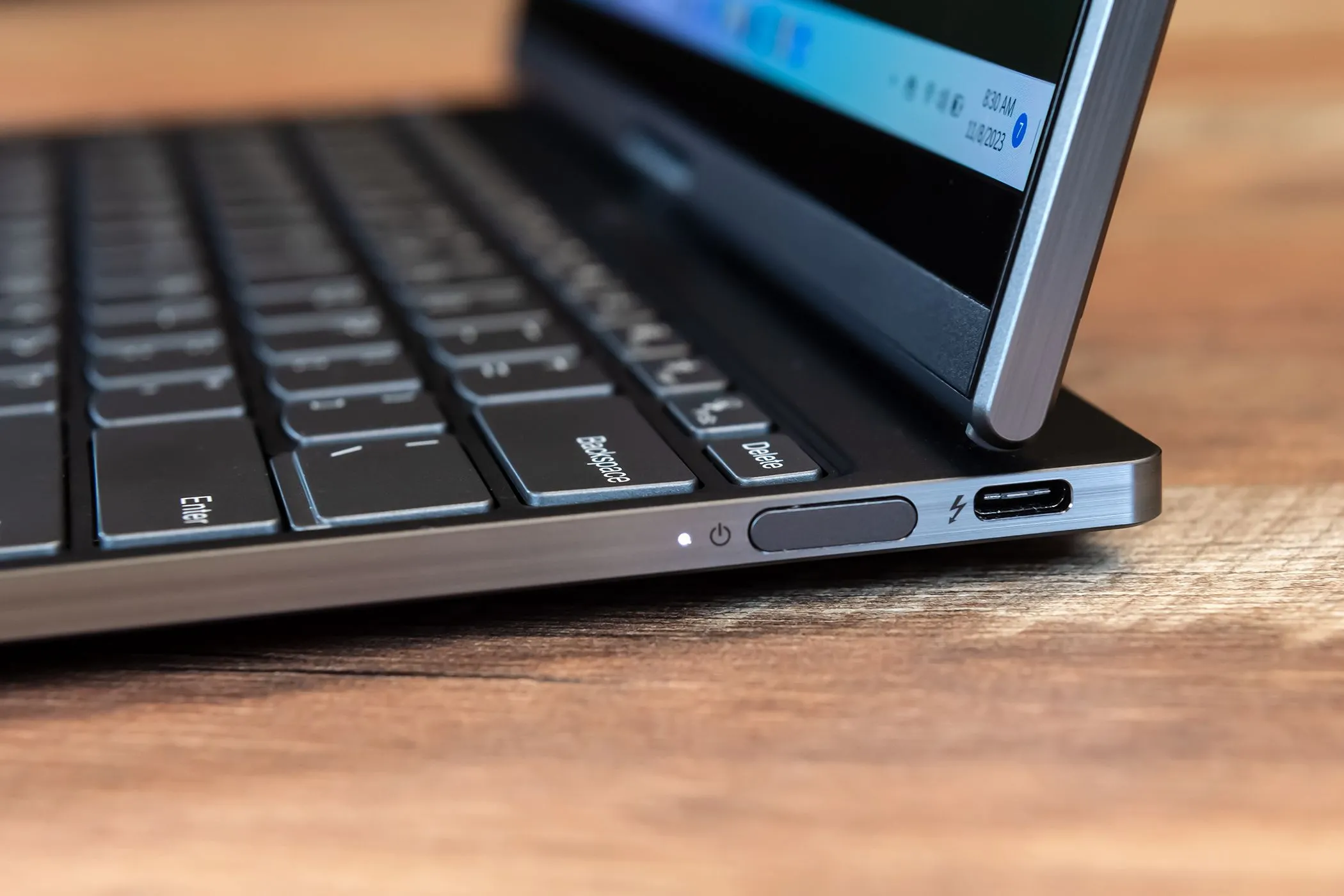 Nút nguồn và cổng sạc USB-C trên Lenovo ThinkBook Plus Gen 4