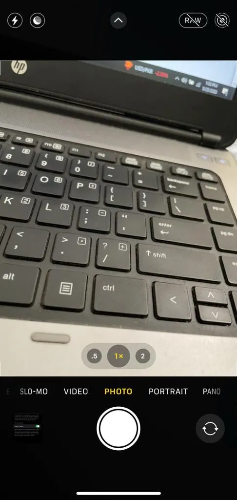 Nút RAW màu vàng trên giao diện ứng dụng Camera iPhone, cho biết chế độ Apple ProRAW đang được bật.