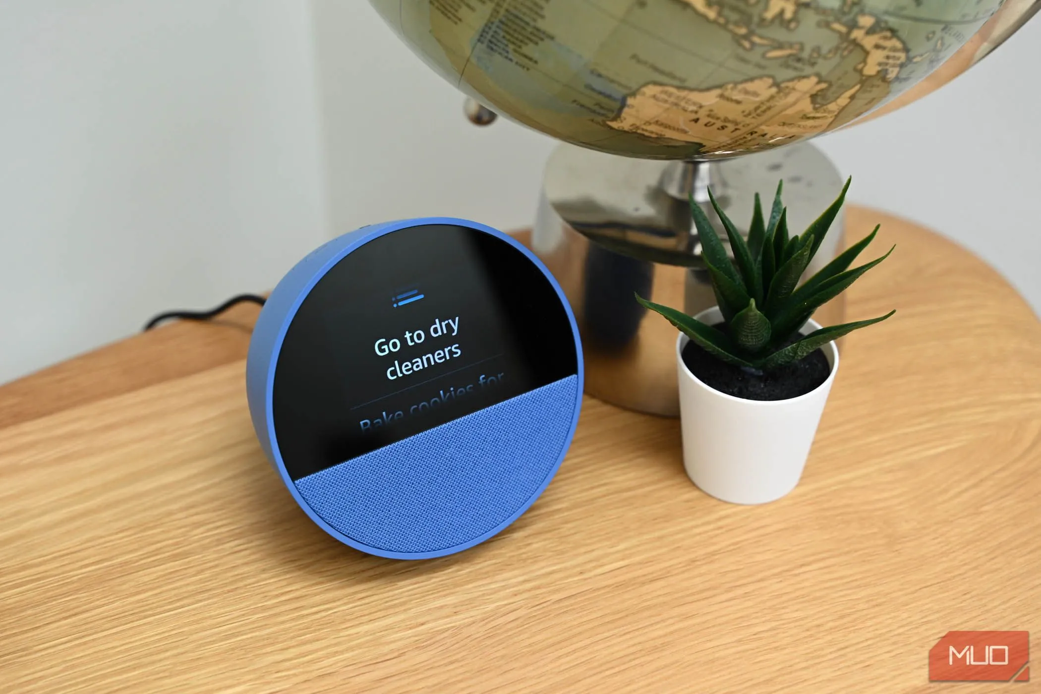 Nút tắt tiếng micrô trên thiết bị Amazon Echo Spot hiển thị đèn báo trạng thái đỏ.