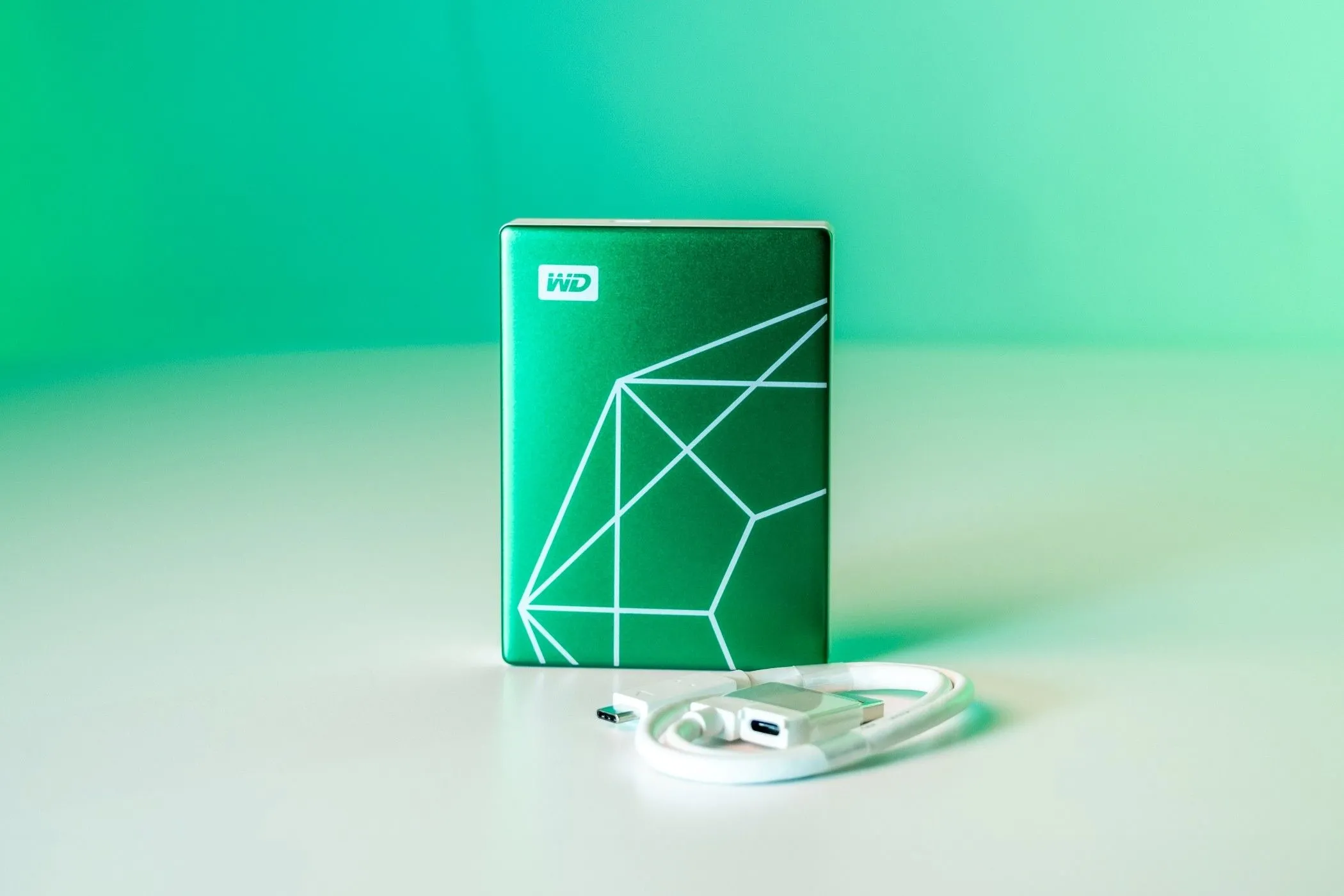 Ổ cứng di động WD My Passport Ultra Emerald Edition cùng cáp kết nối USB-C