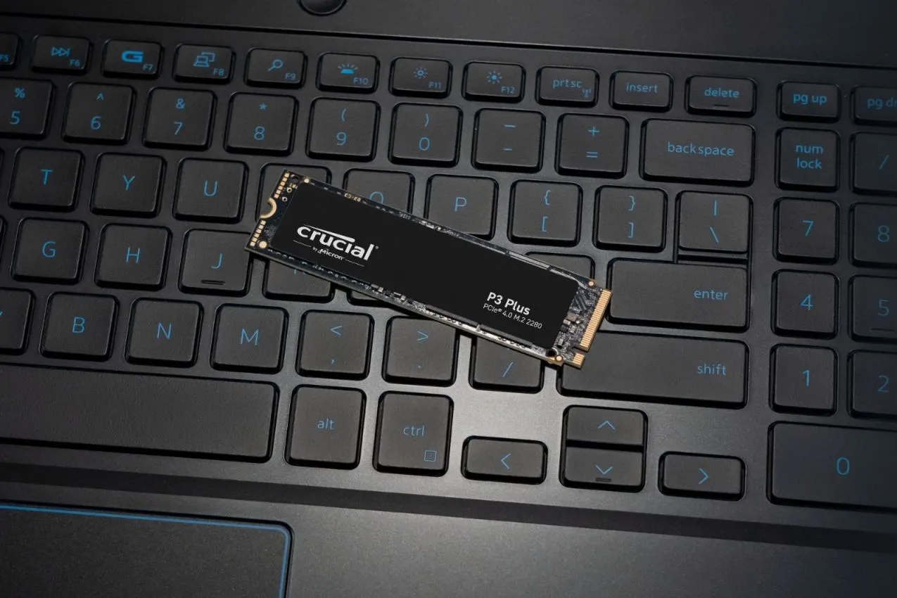 Ổ cứng SSD Crucial P3 Plus NVMe trên bo mạch chủ máy tính xách tay
