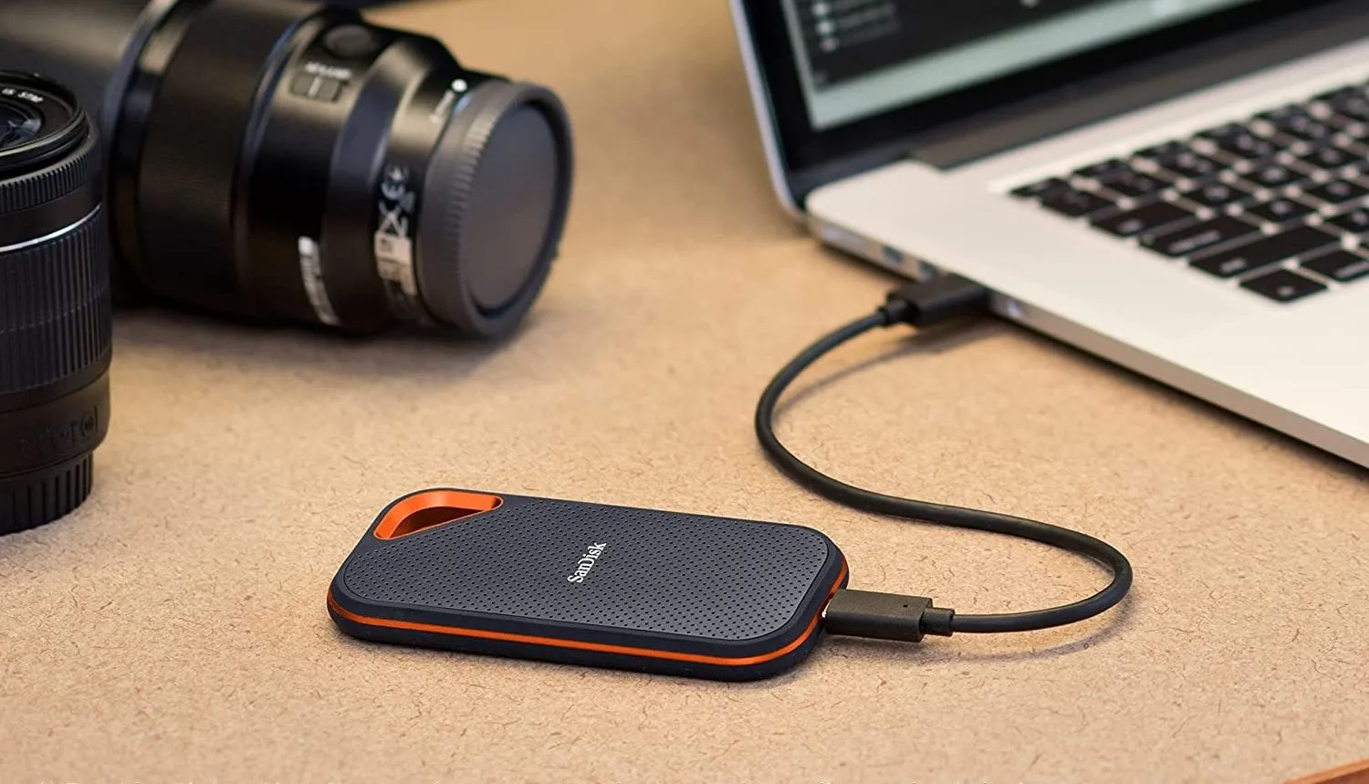 Ổ cứng SSD di động SanDisk Extreme Pro kết nối với laptop qua cáp USB để phục hồi dữ liệu từ USB Live Linux