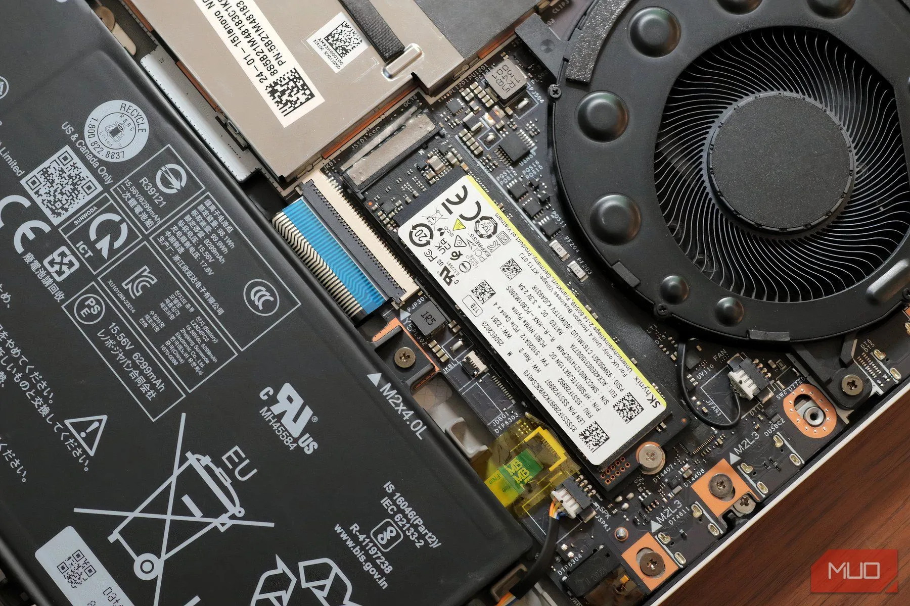 Ổ cứng SSD NVMe bên trong laptop chơi game Lenovo Legion 7i, minh họa vị trí và nhu cầu tản nhiệt