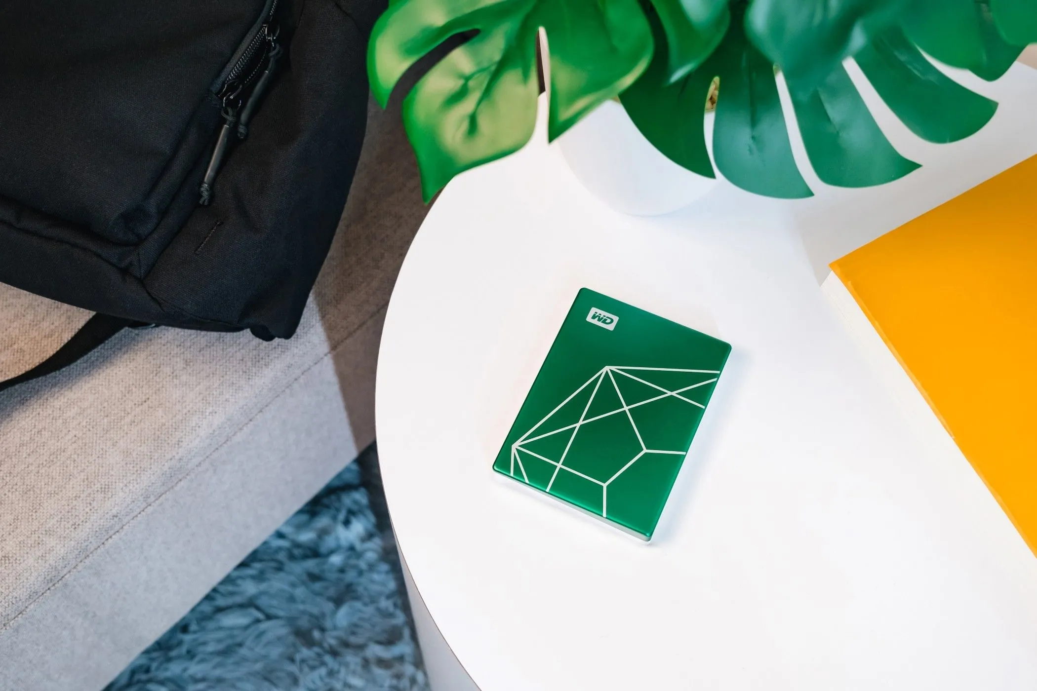Ổ cứng WD My Passport Ultra 20th Anniversary Edition đặt trên bàn làm việc