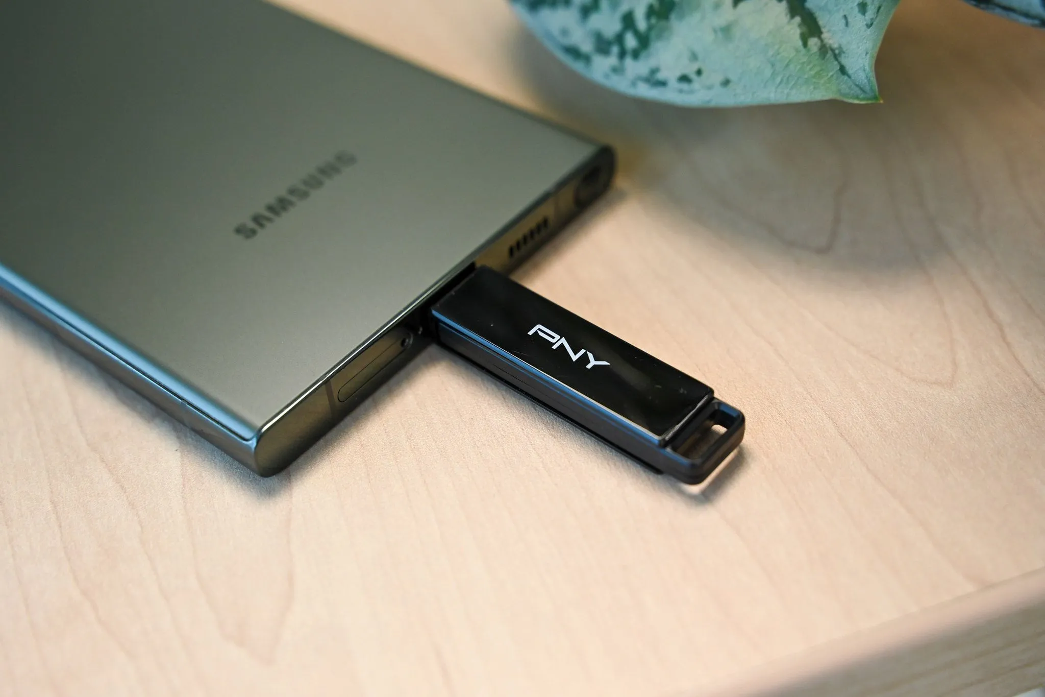 Ổ đĩa flash PNY Elite X Type C được cắm vào điện thoại Samsung, minh họa việc kết nối USB để mở rộng bộ nhớ và quản lý file.