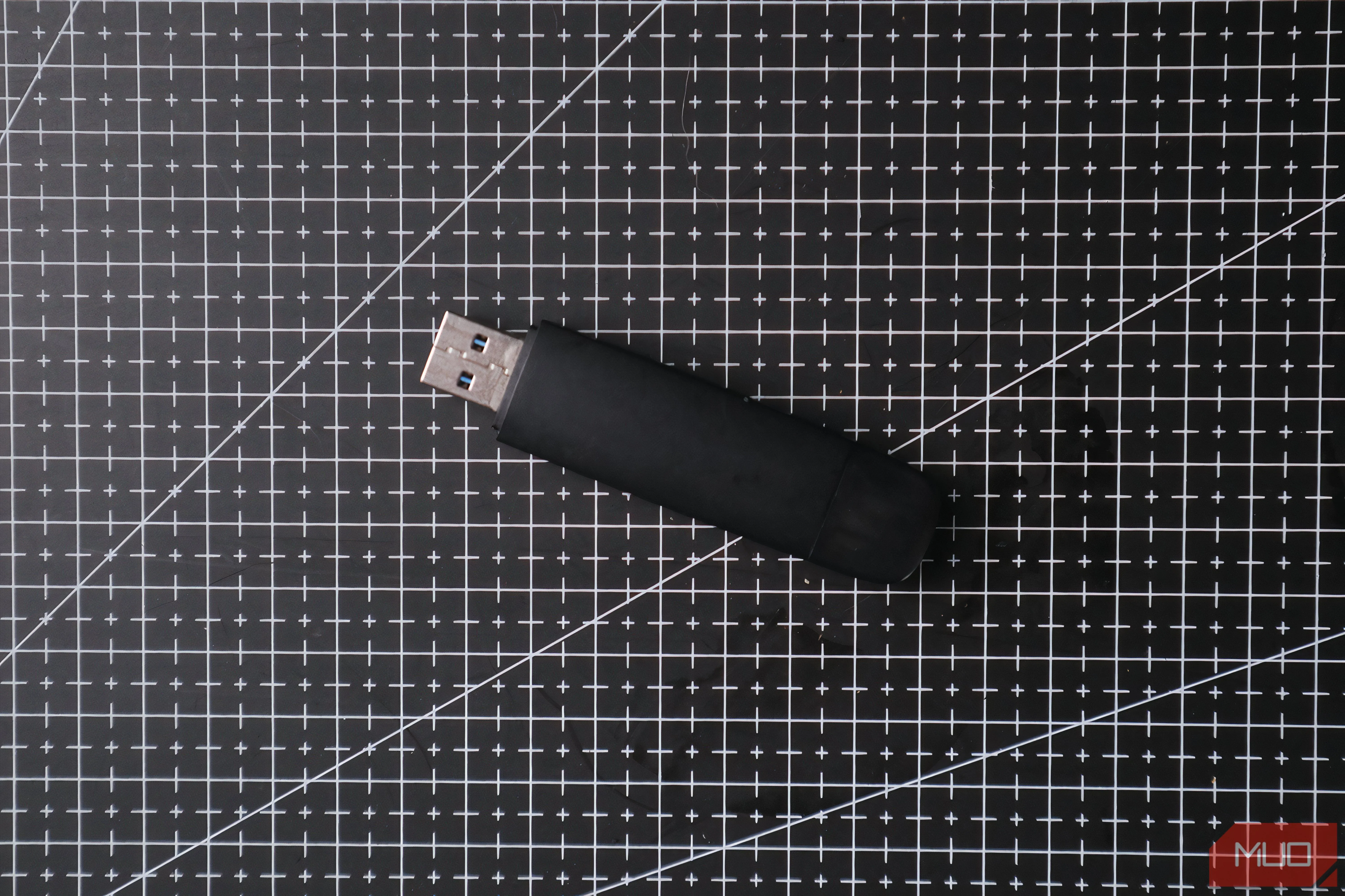 Ổ đĩa USB flash dùng để chứa hệ điều hành, firmware và các tiện ích chẩn đoán lỗi máy tính.