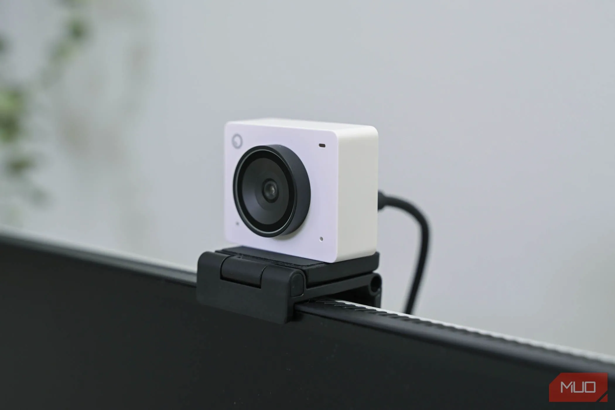 OBSBOT Meet 2 trên màn hình đã tắt nguồn