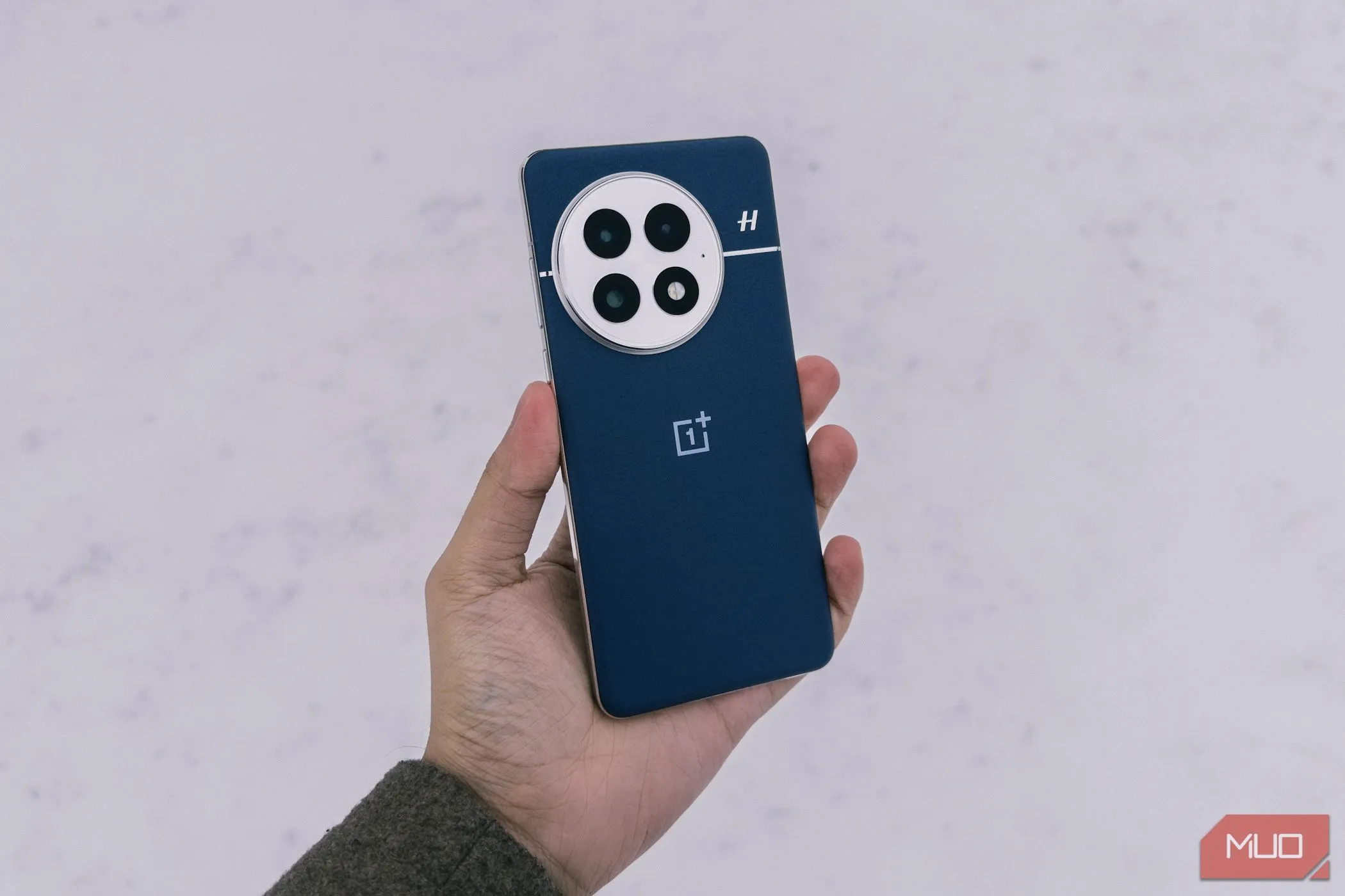 OnePlus 13 cầm tay trên nền tuyết