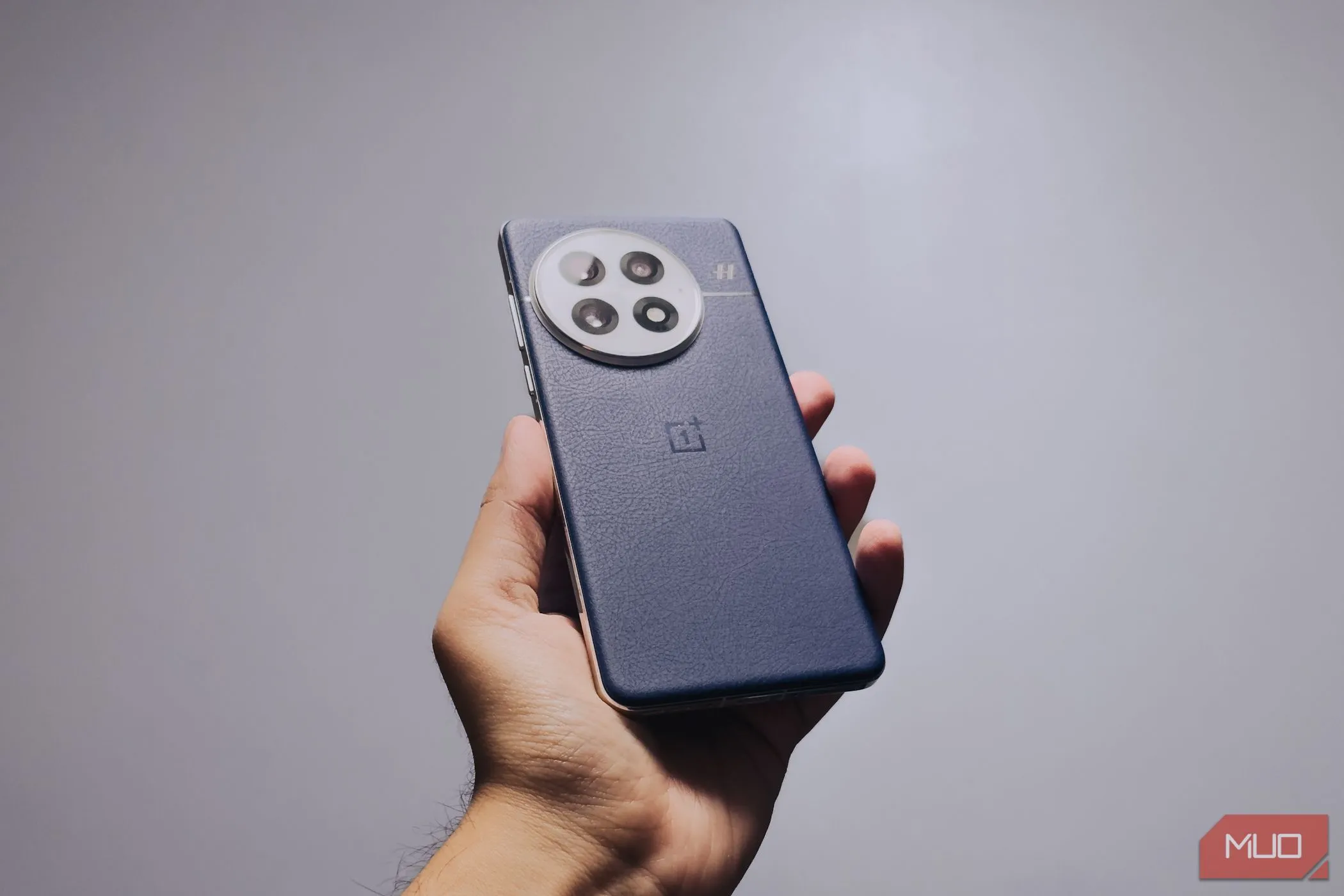 OnePlus 13 cầm trên tay cho thấy mặt lưng da và khung viền