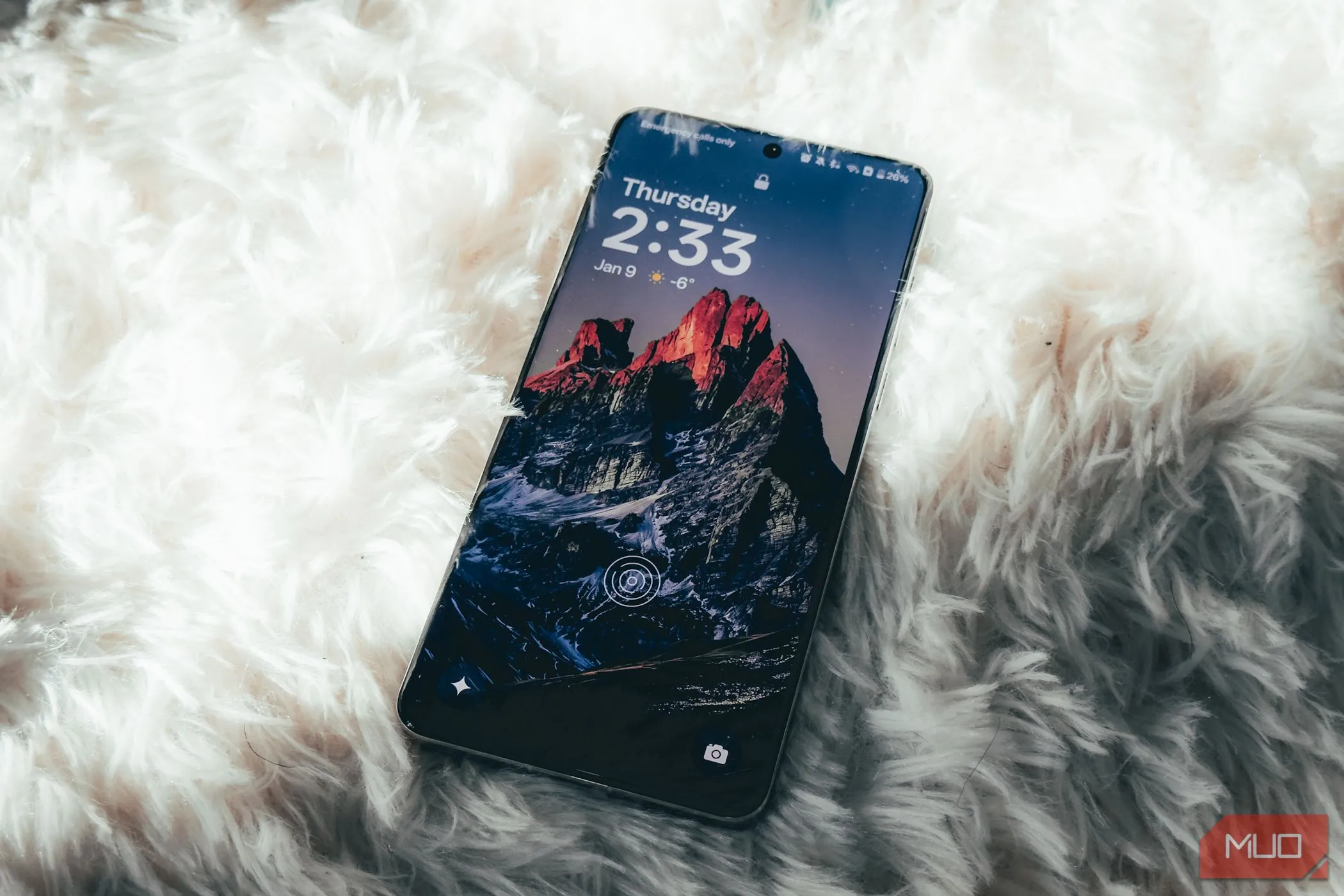 OnePlus 13 đặt nghiêng trên thảm