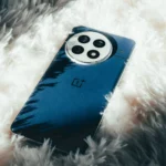 OnePlus 13 trên thảm trắng với lưng da