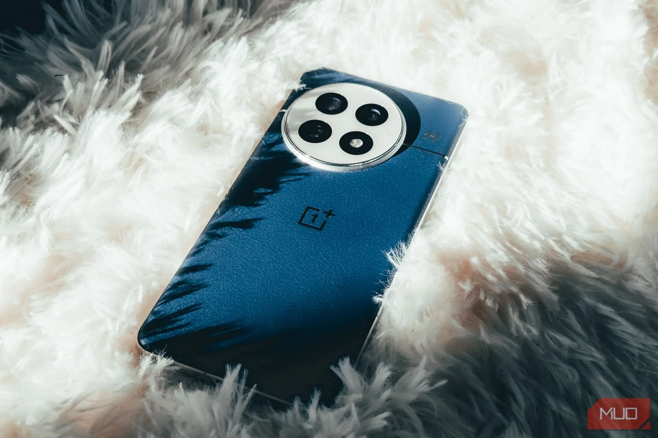 OnePlus 13 trên thảm trắng với lưng da