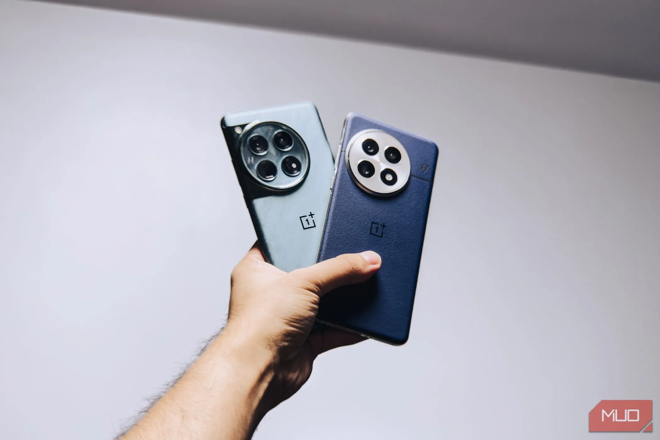 OnePlus 13 và OnePlus 12 đặt cạnh nhau