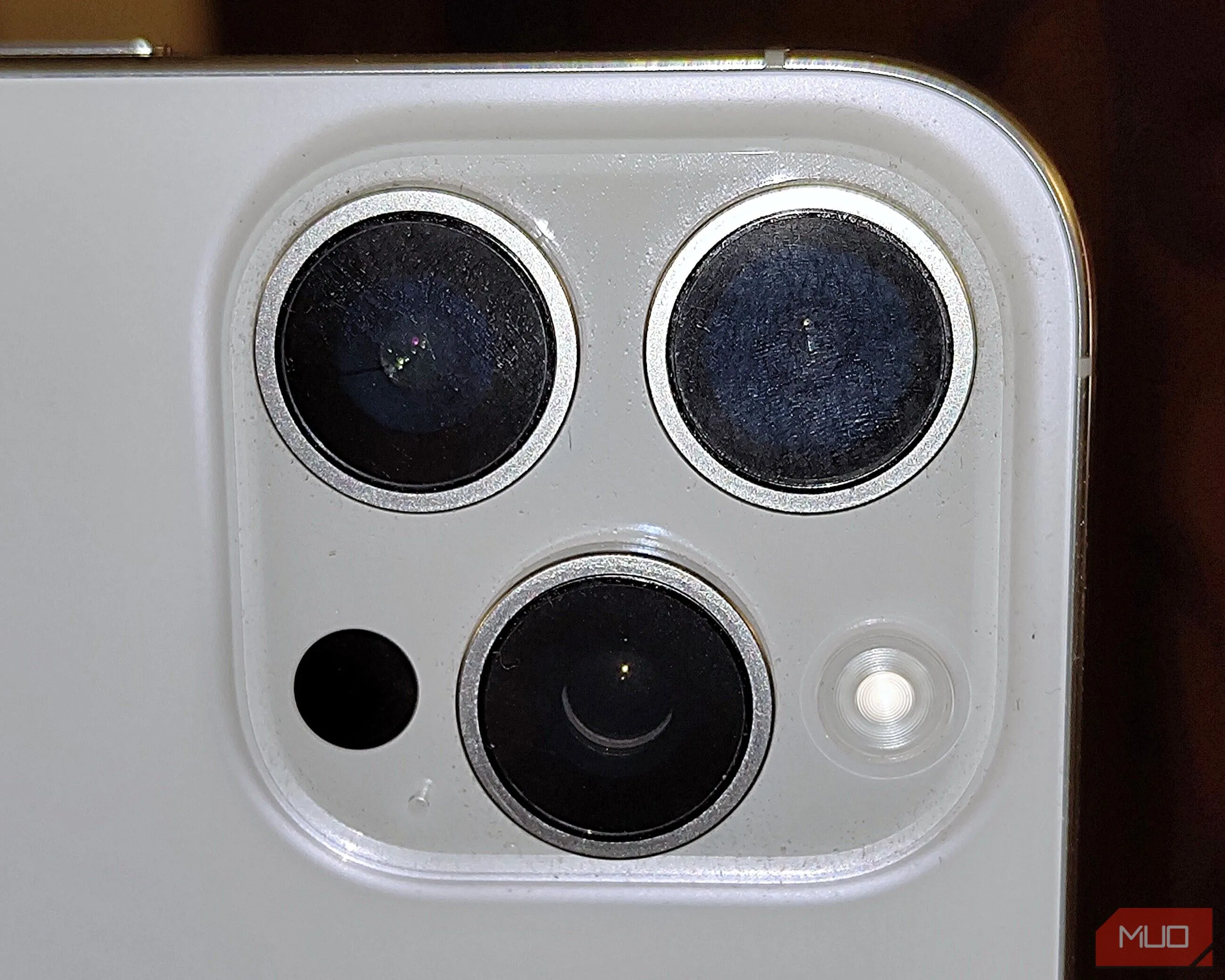 Ống kính camera iPhone bị bám bẩn bởi dầu mỡ nhìn từ cự ly gần