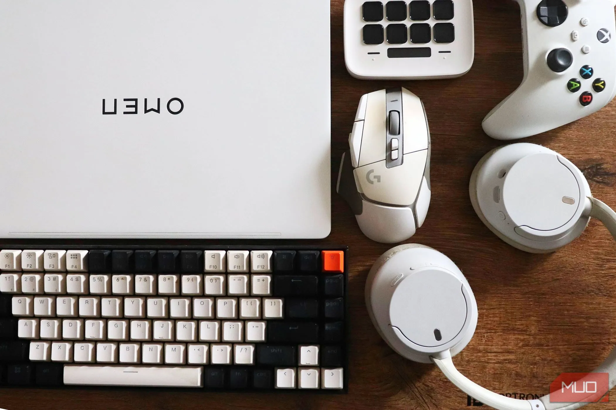 Phần cứng PC màu trắng được bố trí trên bàn