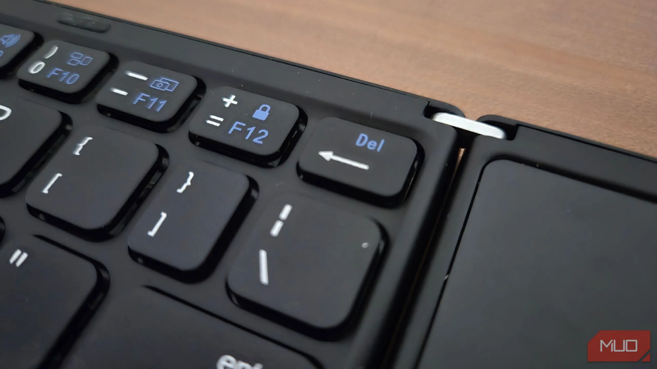 Phím Backspace bị thu nhỏ đáng kể trên bàn phím Bluetooth gập, gây khó khăn khi gõ phím.