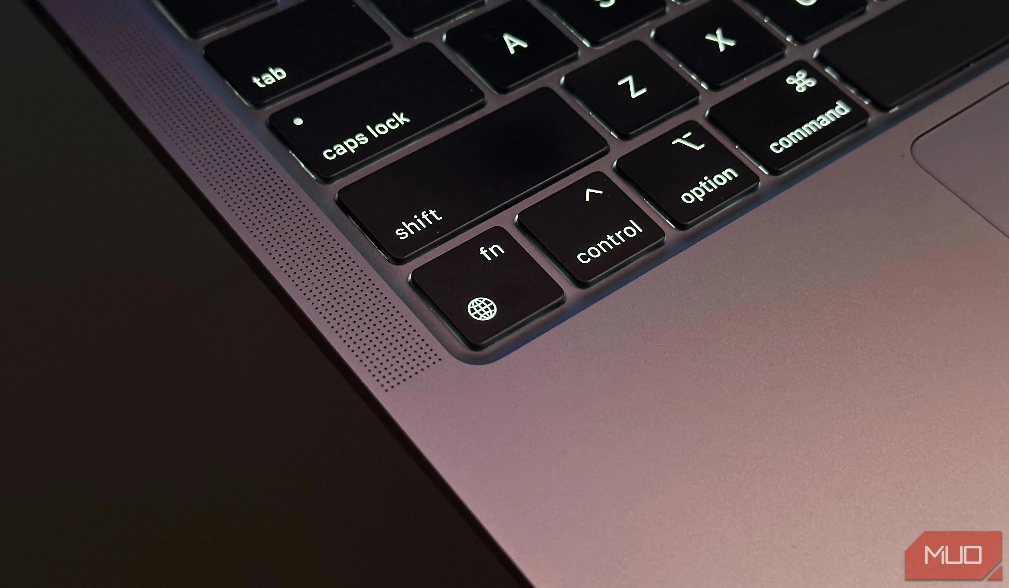 Phím chức năng hoặc phím Quả cầu trên bàn phím MacBook, thể hiện chất lượng gõ phím cao cấp