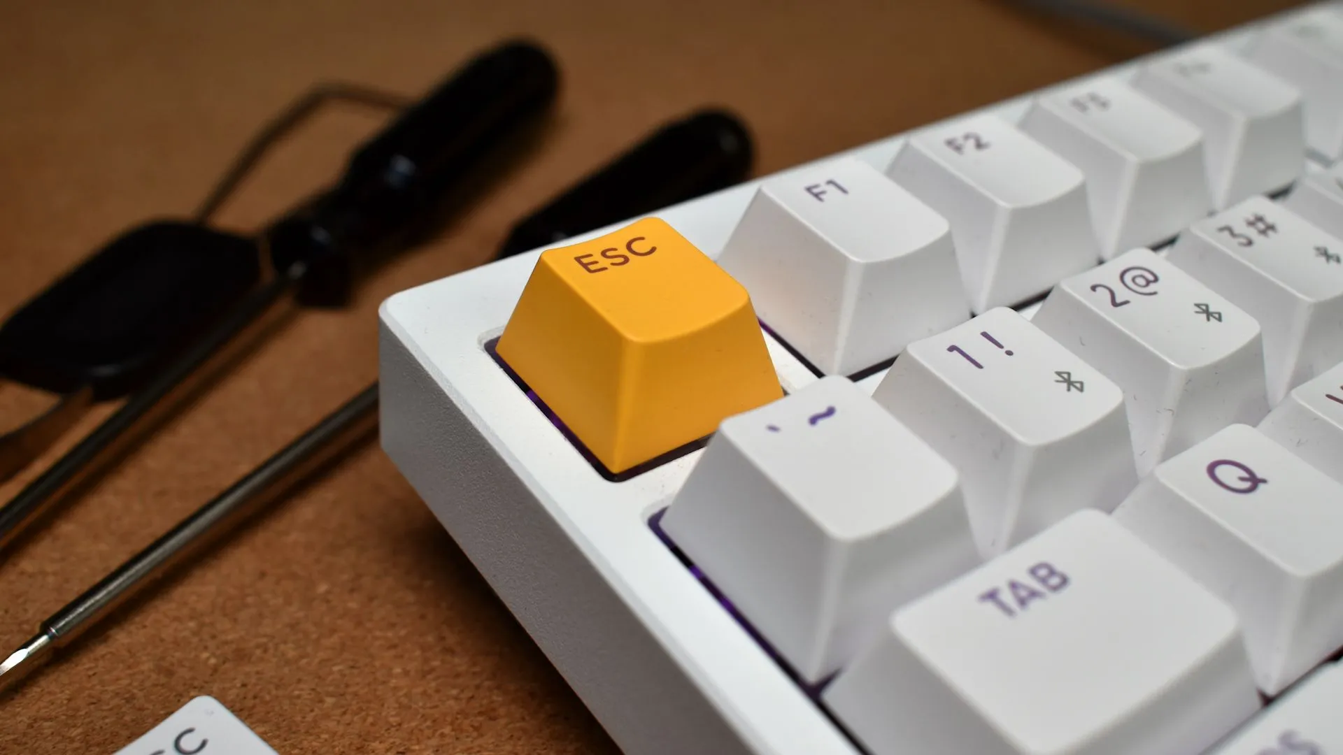 Phím ESC với màu sắc nổi bật trên bàn phím cơ Lemokey P1 HE.