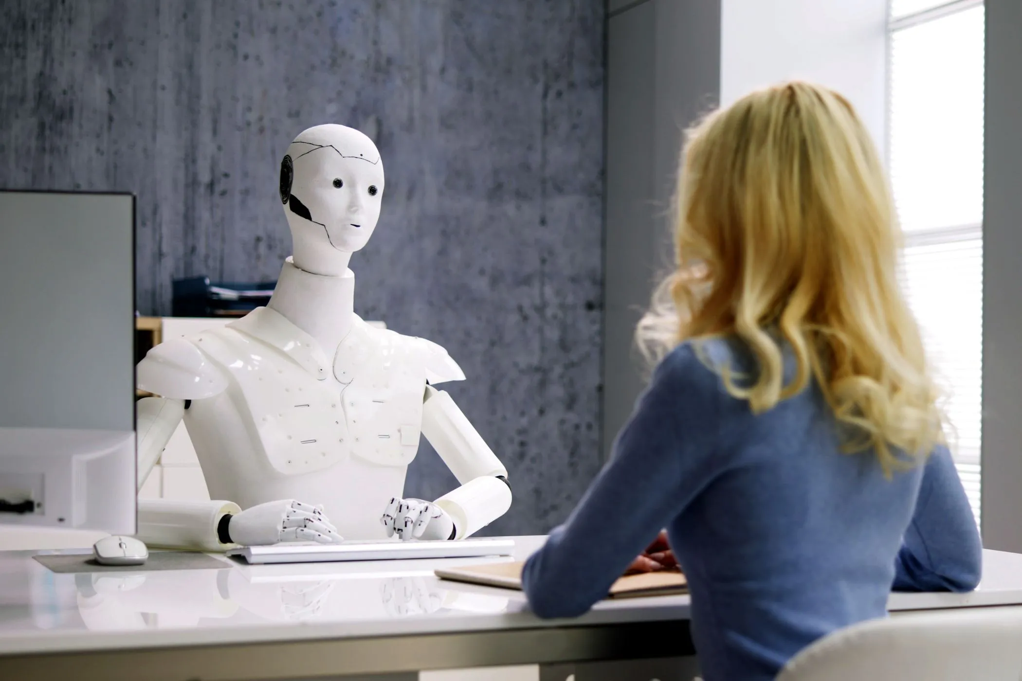 Phỏng vấn việc làm với robot AI cho thấy sự tương tác giữa con người và AI Agent trong công việc