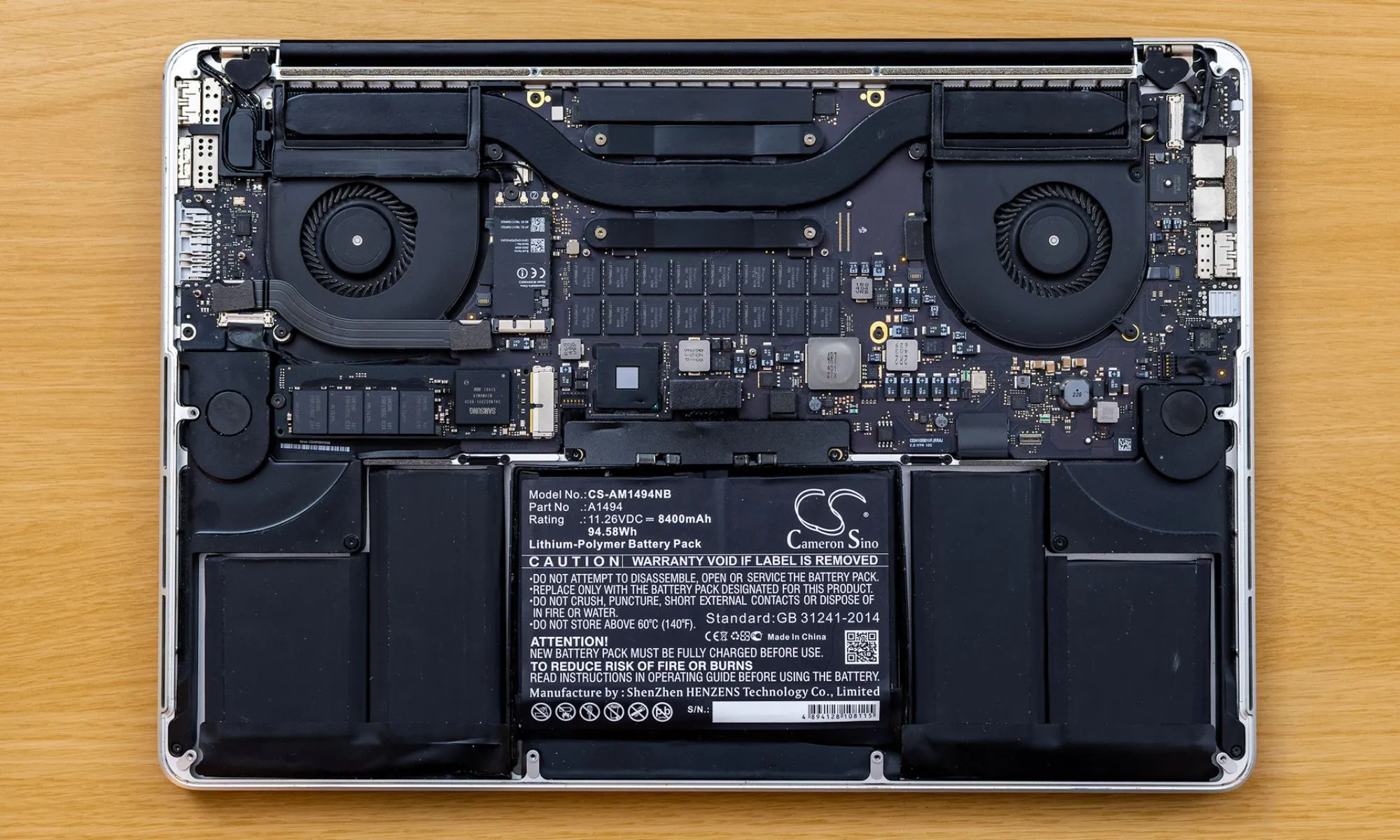 Pin laptop MacBook được tháo rời để lộ cấu trúc bên trong
