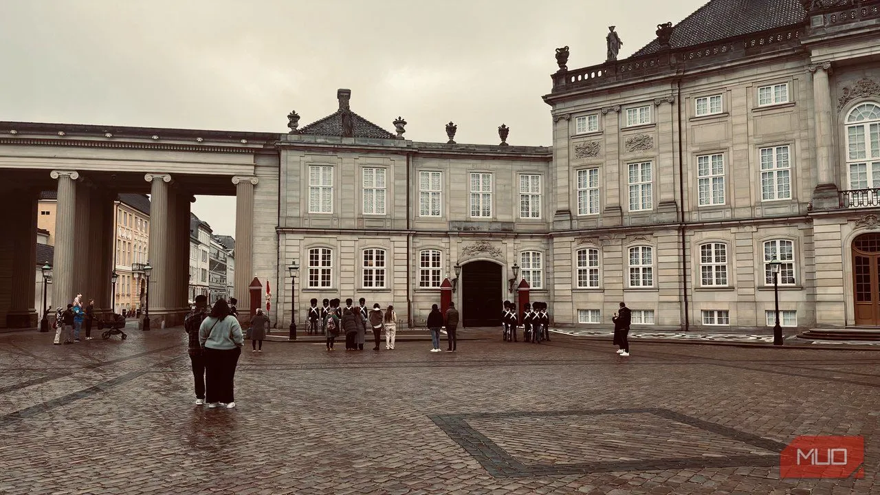 Quảng trường cung điện Amalienborg với đội quân đang diễu hành trong ngày nhiều mây, mang đến khoảnh khắc độc đáo.