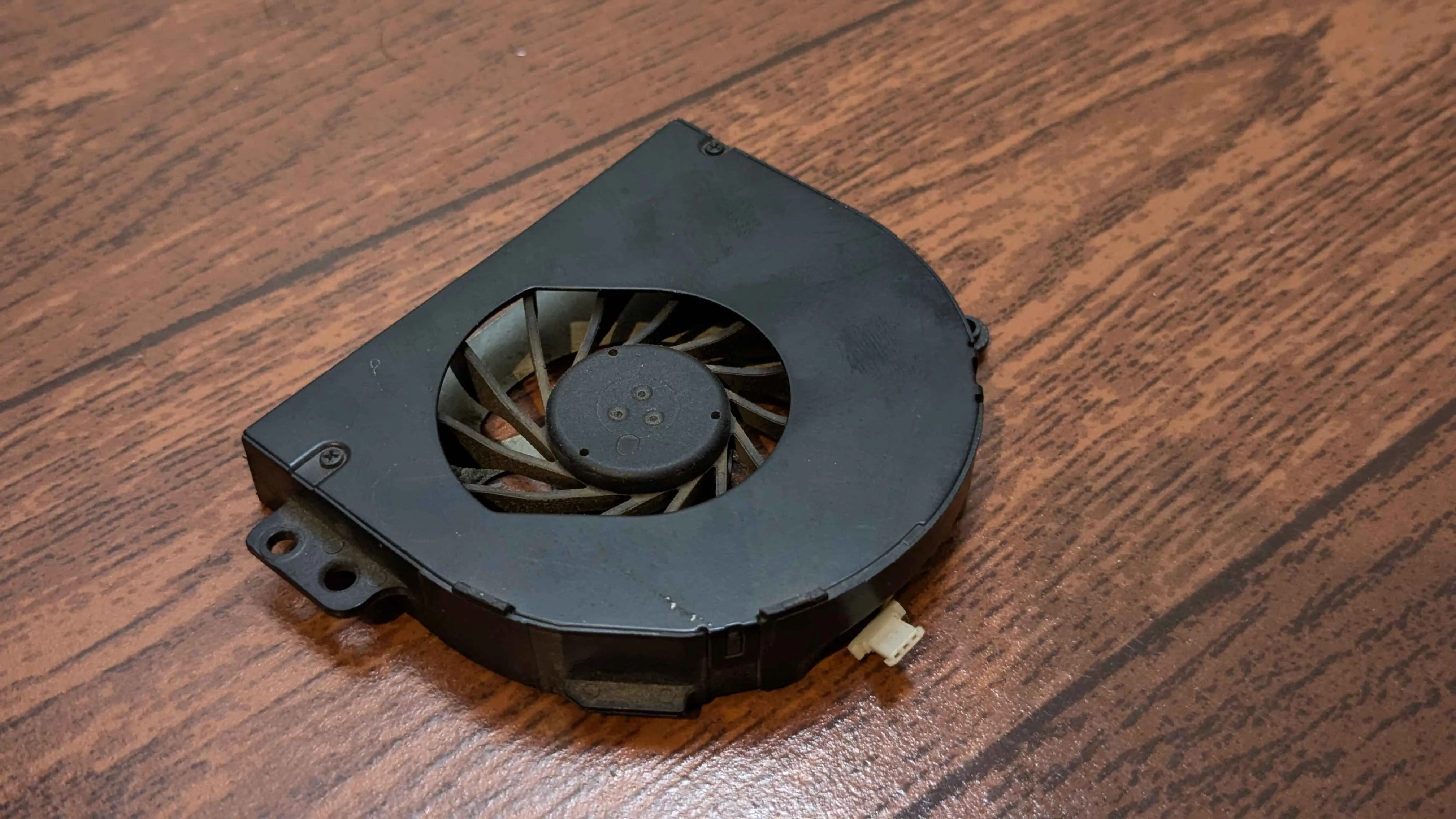 Quạt tản nhiệt của laptop đang hoạt động trên bàn, minh họa cho việc tối ưu tiếng ồn và hiệu quả làm mát khi điều chỉnh fan curve