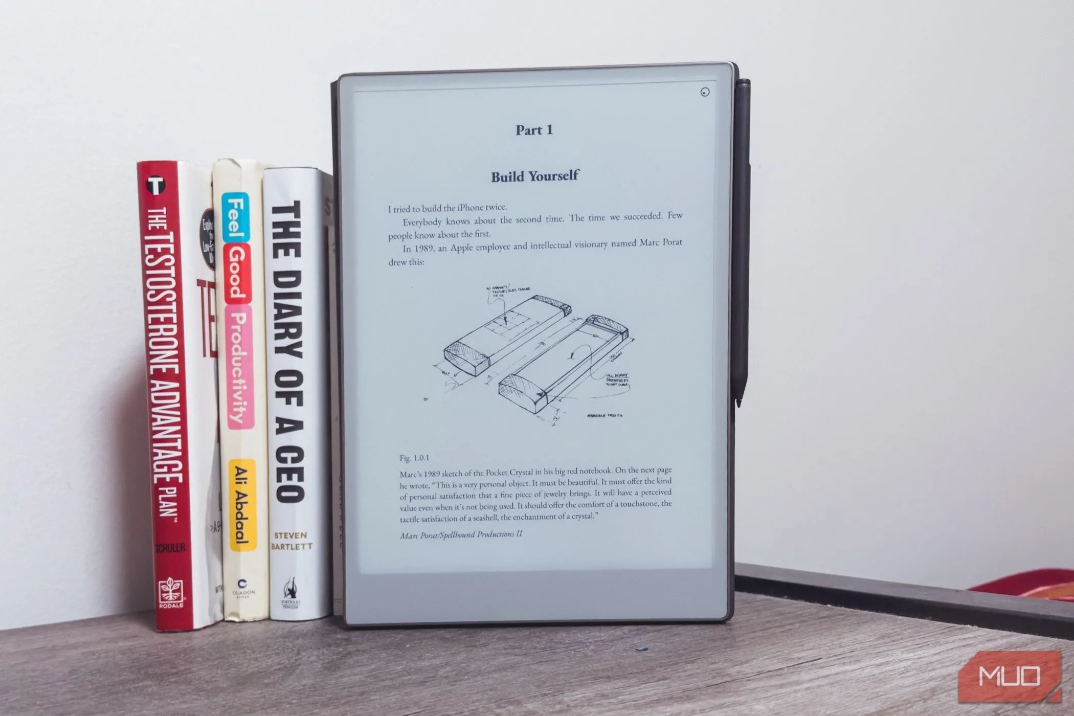 reMarkable Paper Pro đặt cạnh những cuốn sách trên bàn gỗ, thể hiện kích thước lớn hơn và vẻ ngoài cao cấp