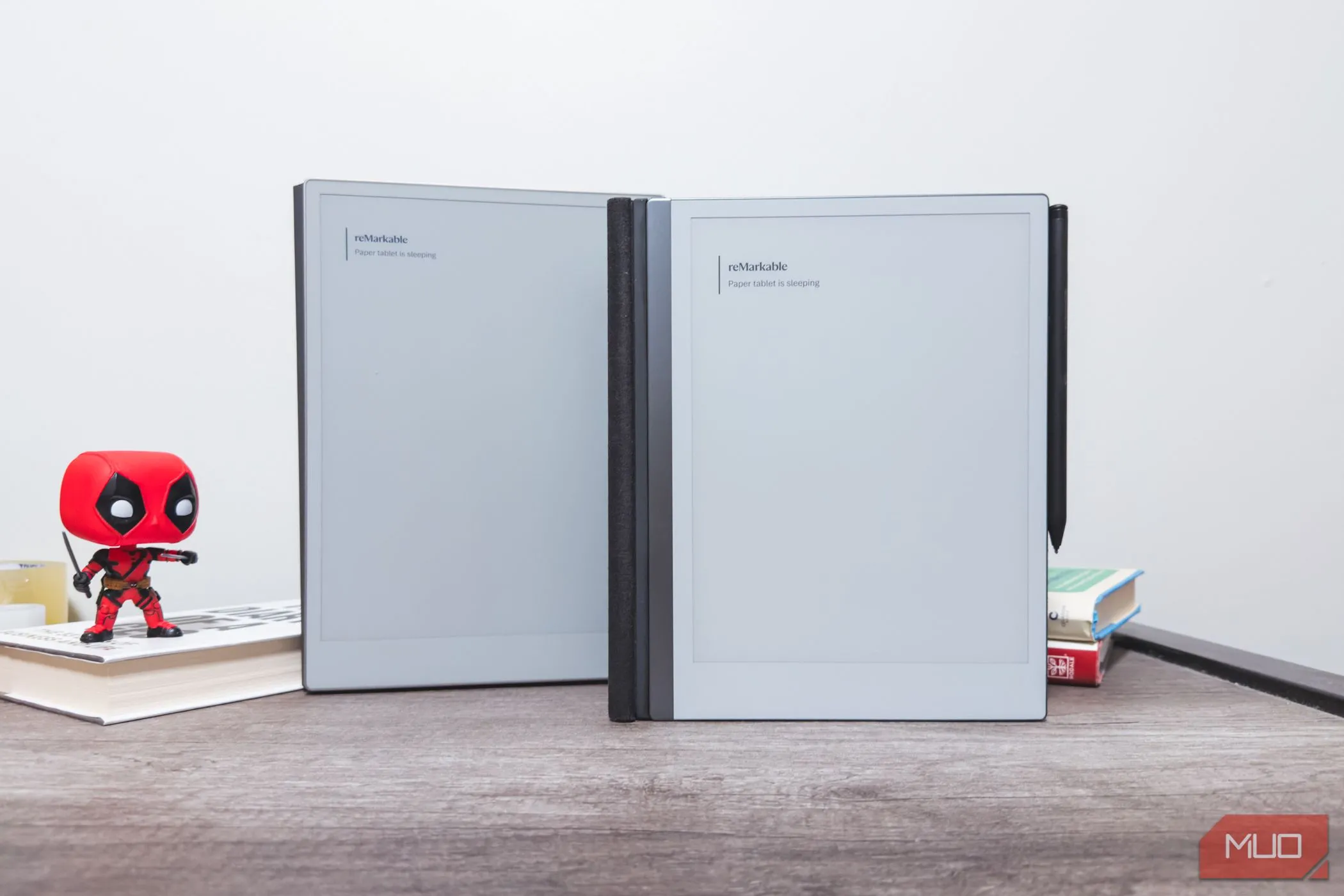reMarkable Paper Pro và reMarkable 2 ở chế độ chờ, minh họa khả năng tiết kiệm pin vượt trội của E Ink